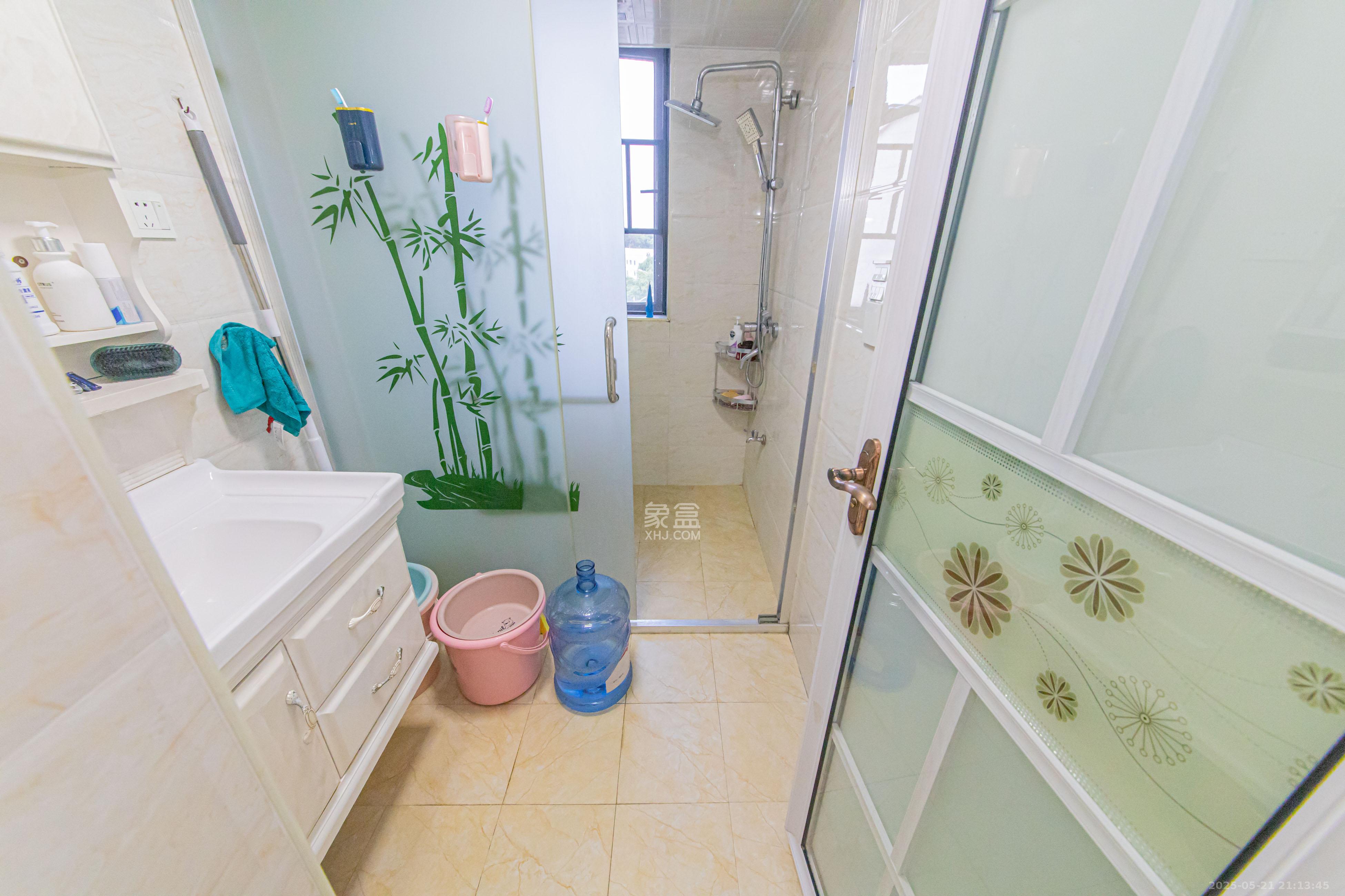 九峰远见 2室2厅1卫 90.0万 九峰远见 2室2厅1卫 90.0万卫生间