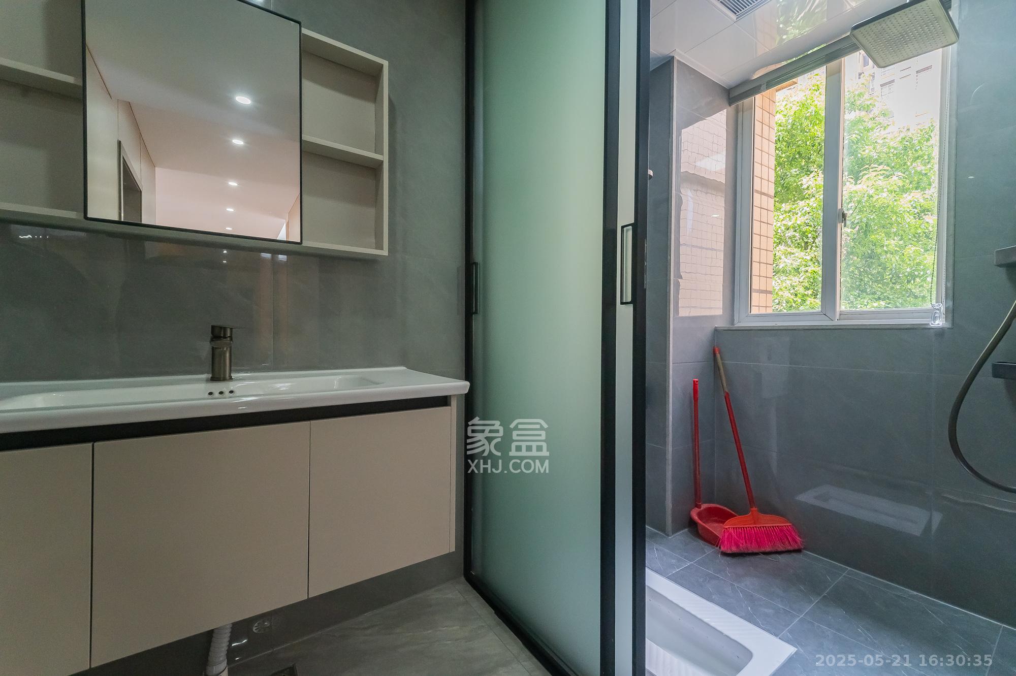 爱琴海岸 4室2厅2卫 78.8万 爱琴海岸 4室2厅2卫 78.8万卫生间