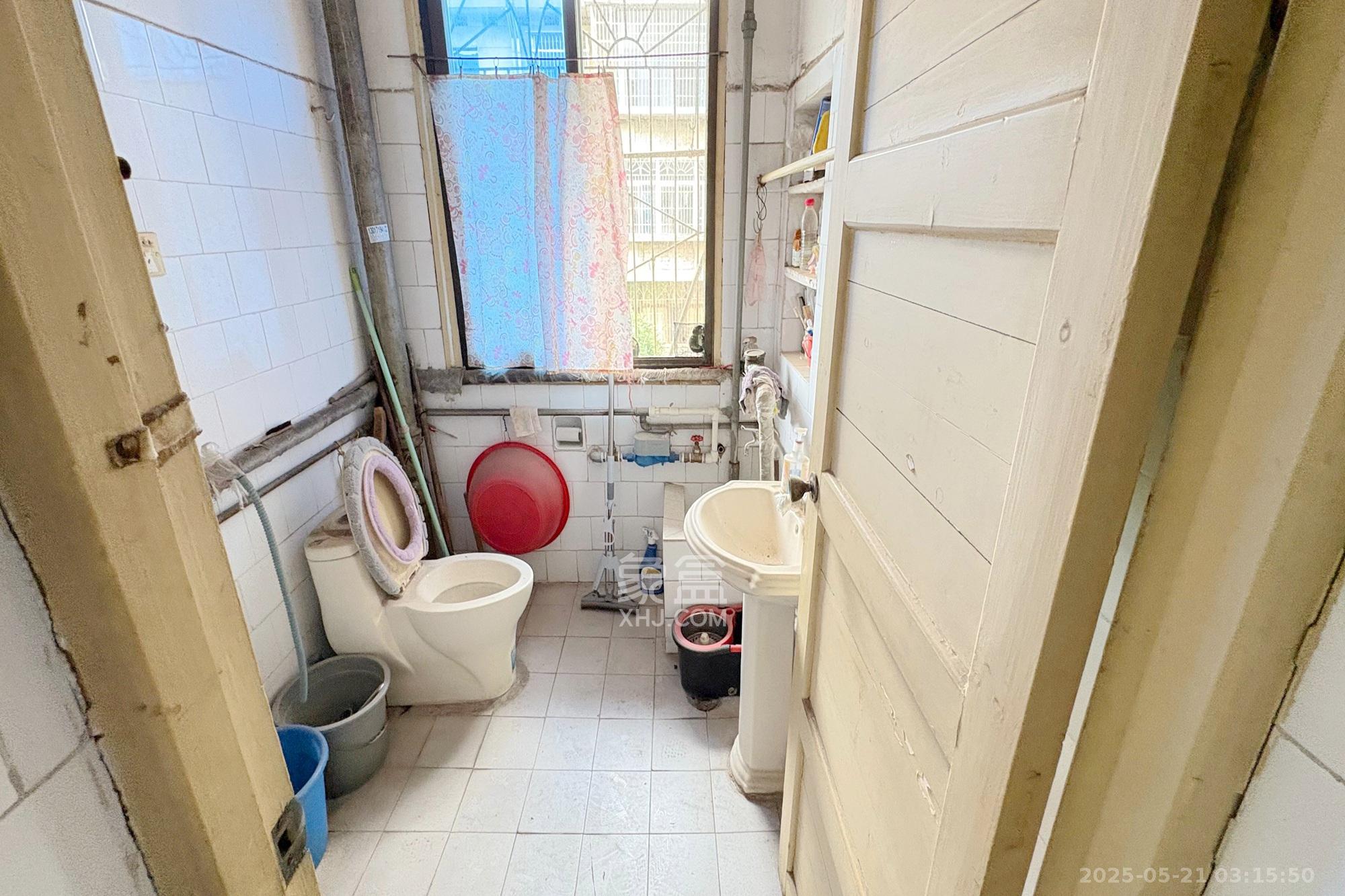 73分局(电信宿舍) 4室2厅1卫 95.0万 73分局(电信宿舍) 4室2厅1卫 95.0万卫生间