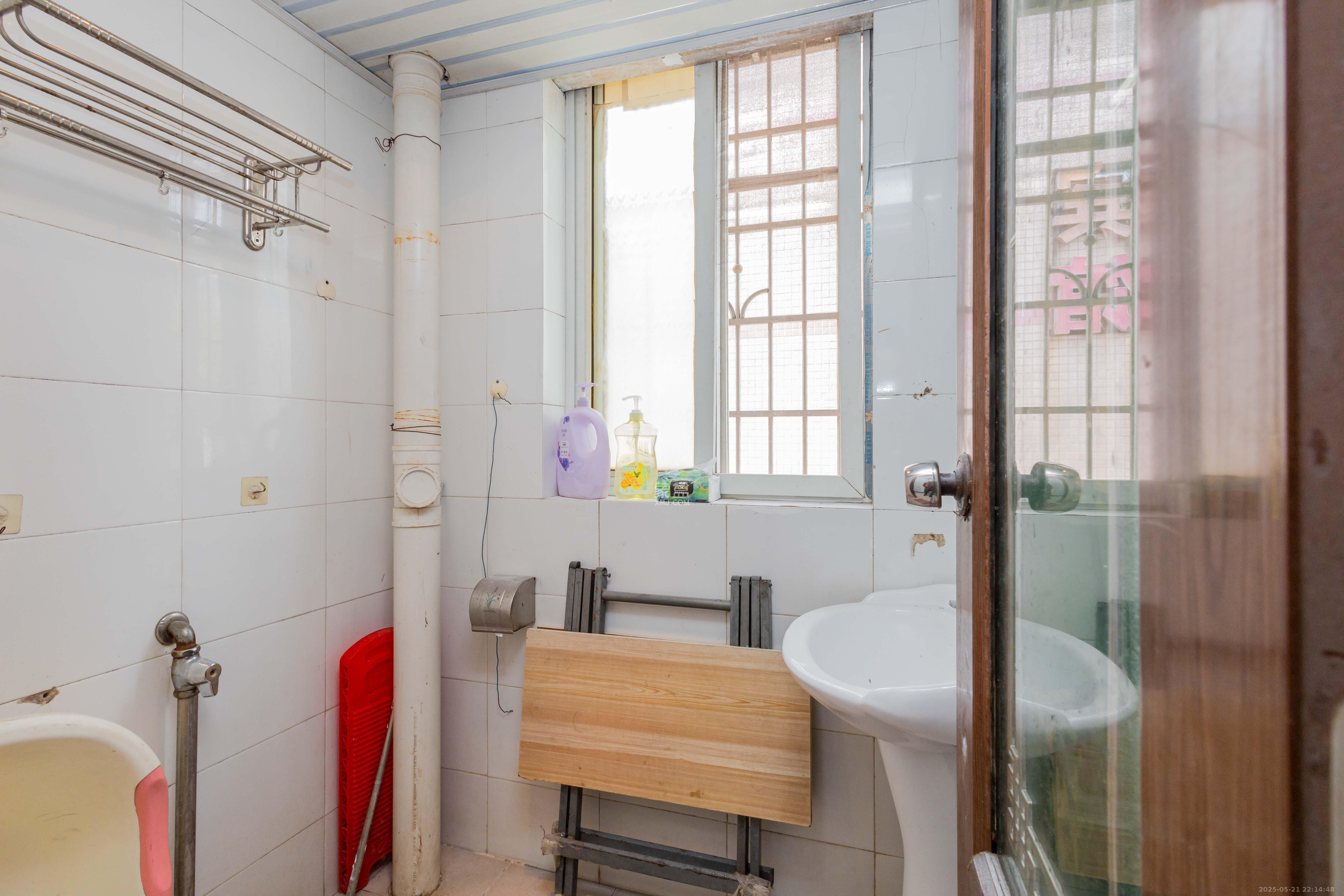 泉塘小区  1室1厅1卫    25.8万卫生间