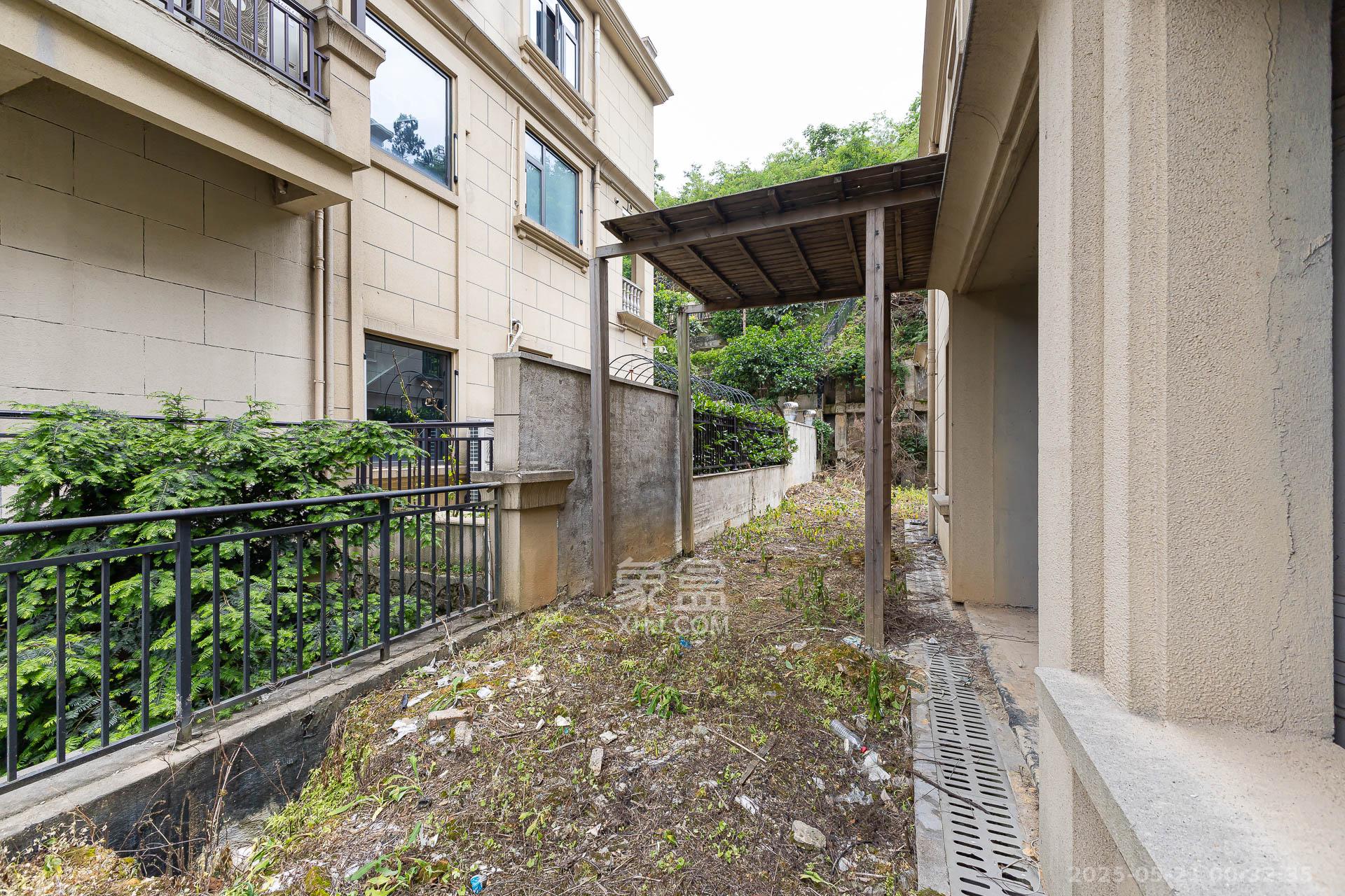 山与墅  7室3厅4卫    699.0万其他
