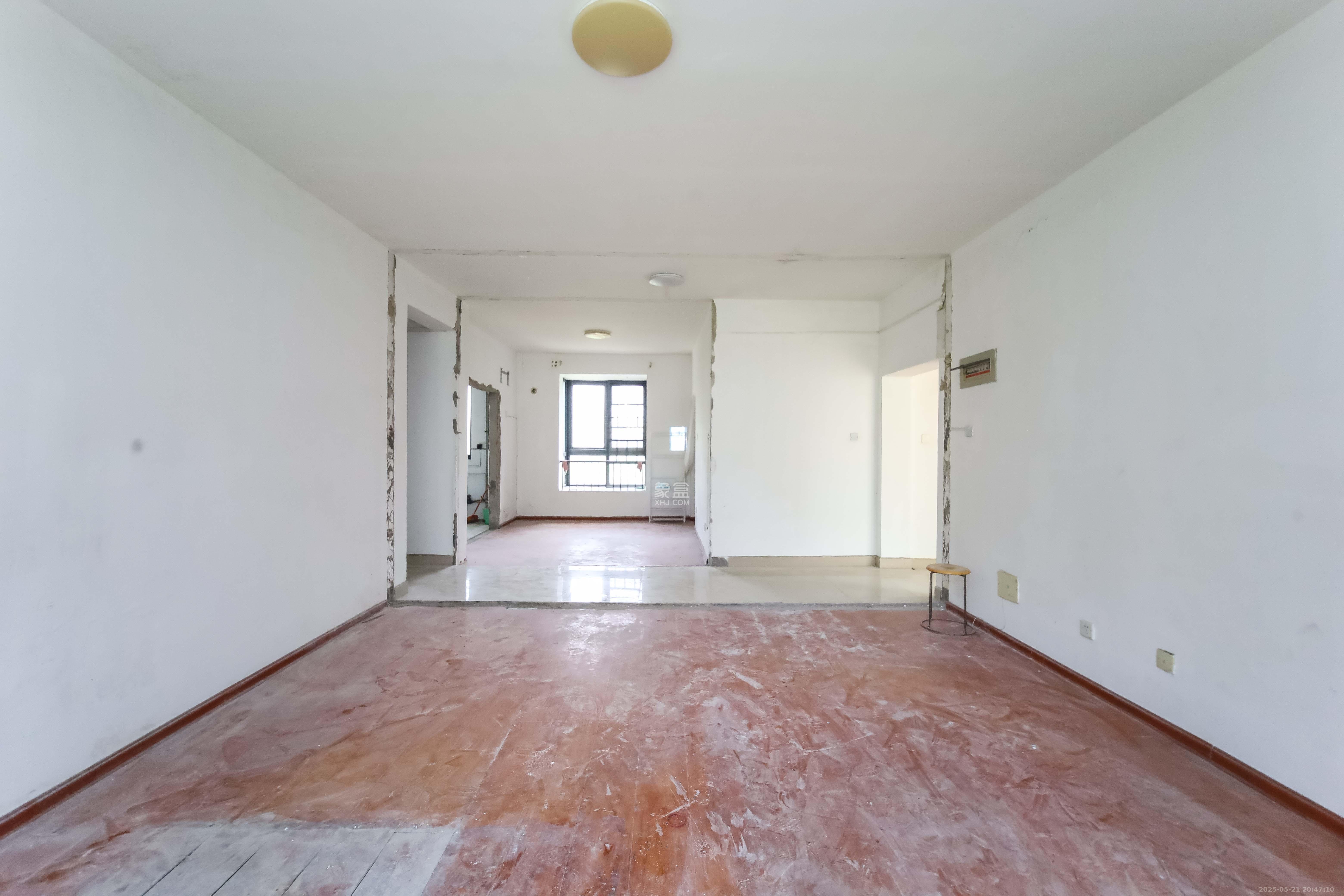 长房东郡  4室2厅2卫    210.0万 长房东郡  4室2厅2卫    210.0万客厅