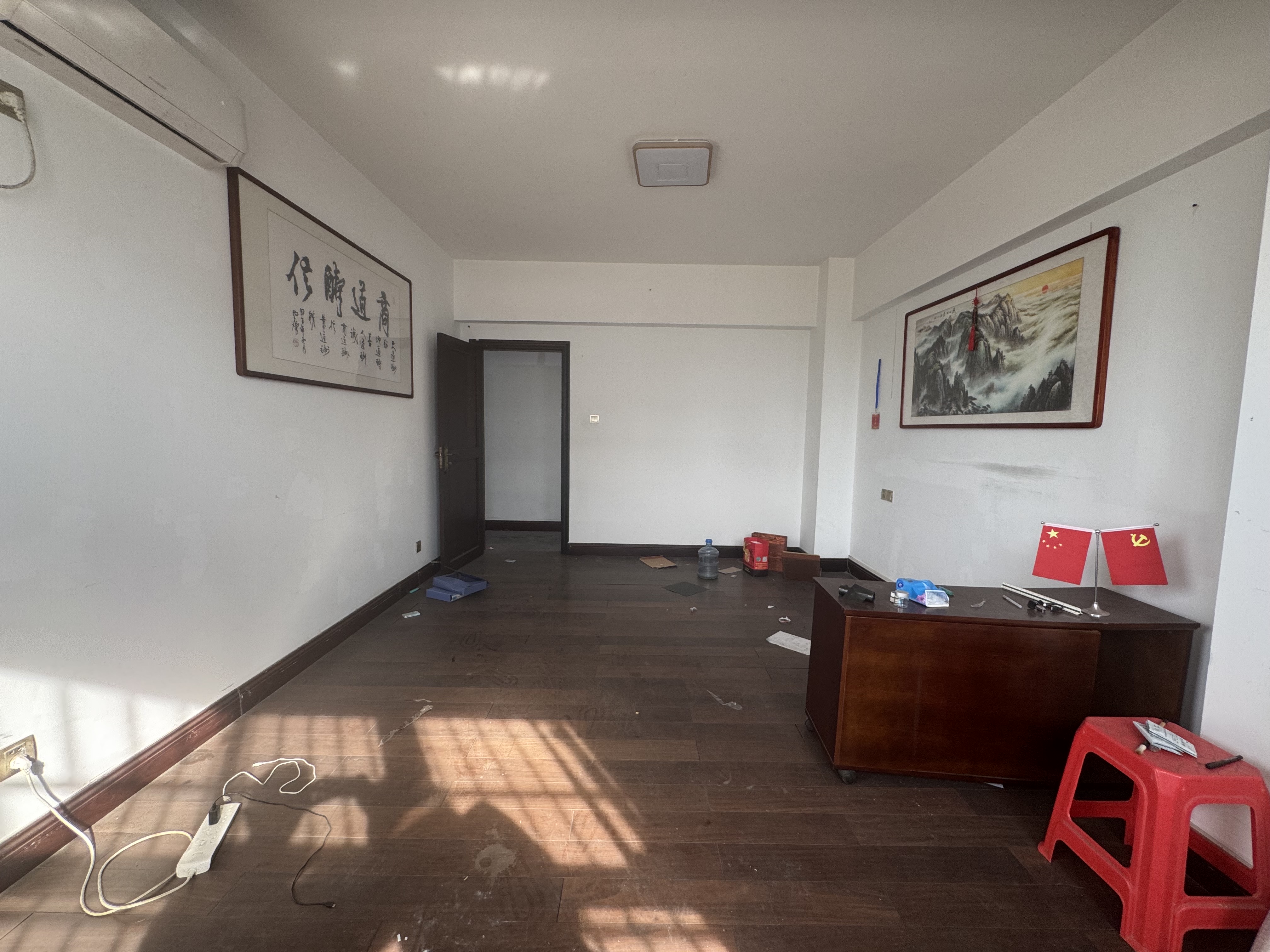 现代花园交易中心宿舍  3室2厅2卫   3100.00元/月室内图