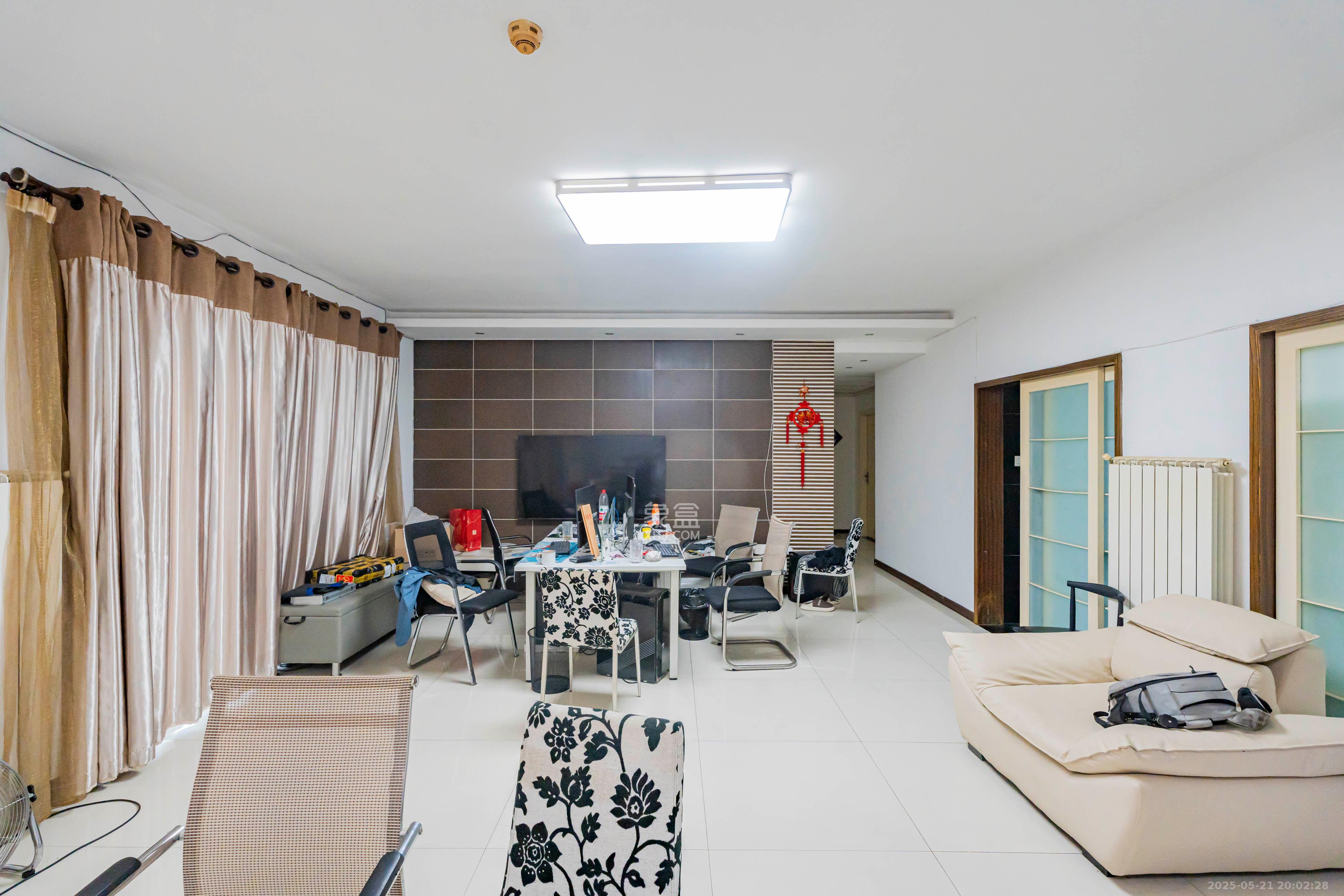 华盛新外滩 4室1厅2卫 290.0万 华盛新外滩 4室1厅2卫 290.0万客厅