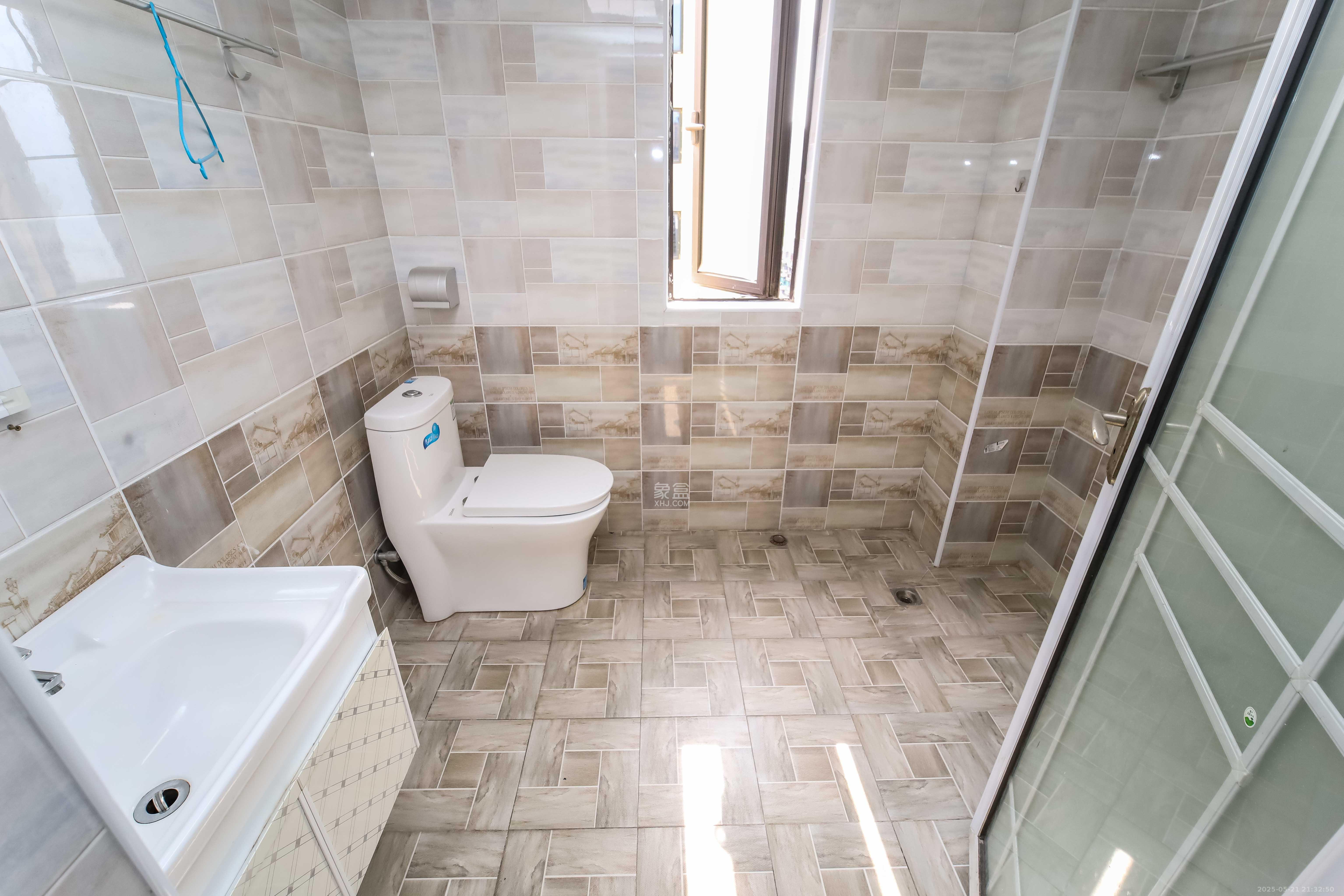 中欣楚天熙苑 1室2厅2卫 100.0万 中欣楚天熙苑 1室2厅2卫 100.0万卫生间