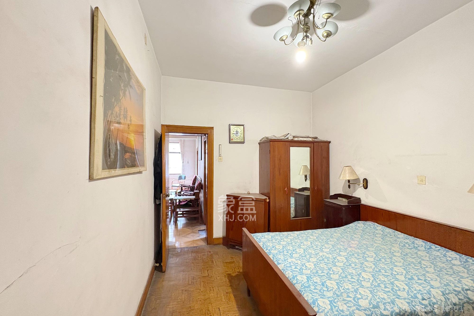 73分局(电信宿舍) 4室2厅1卫 95.0万 73分局(电信宿舍) 4室2厅1卫 95.0万卧室