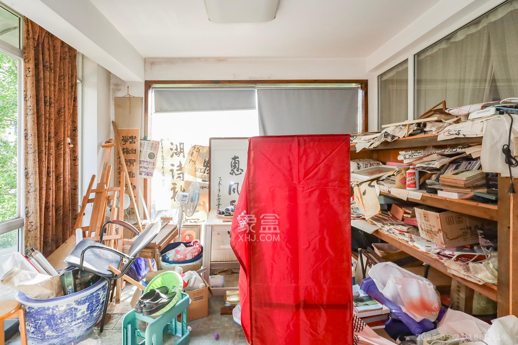 八方小区D区  4室2厅2卫   859.00万卧室