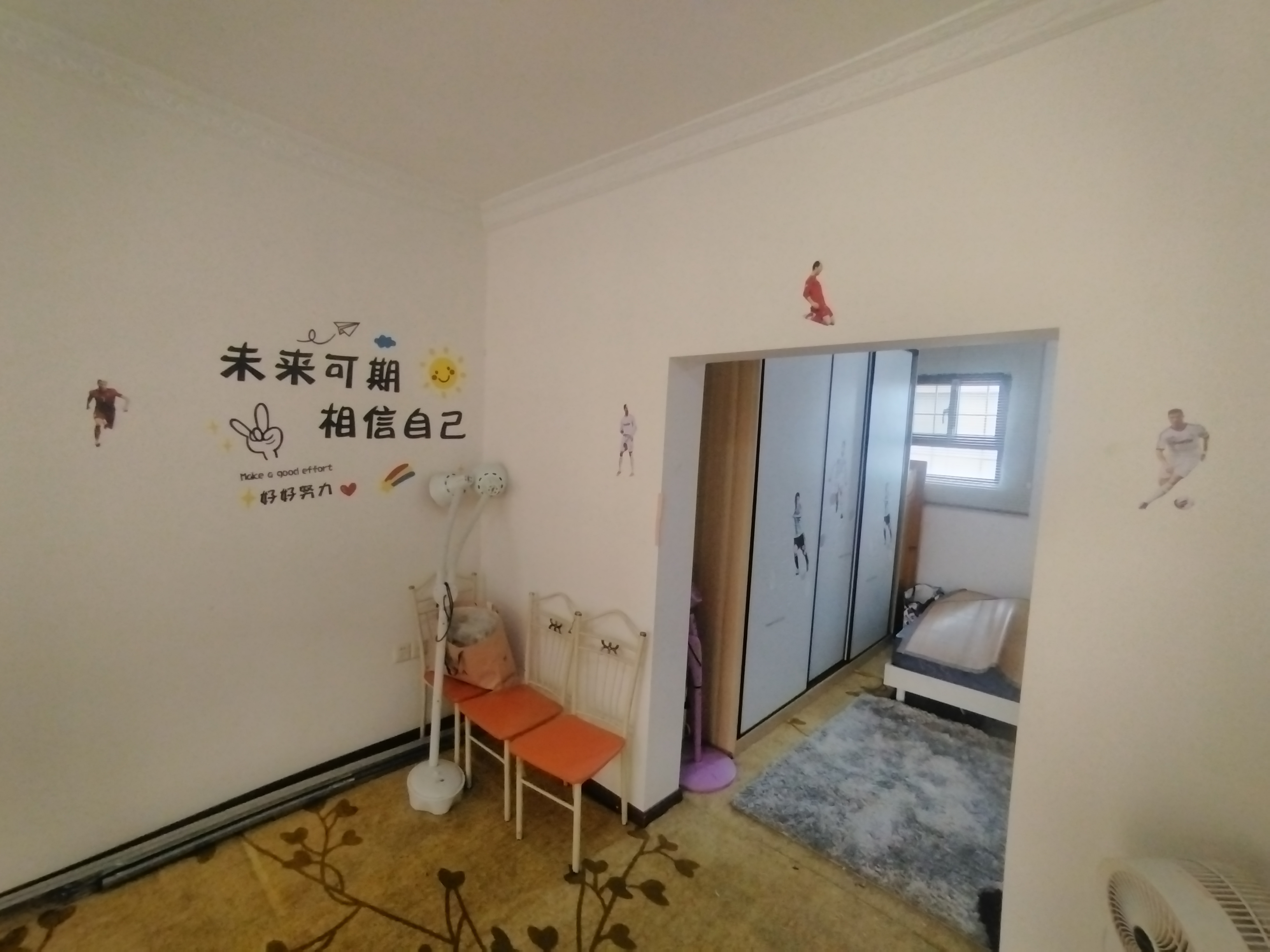盛世东方  4室2厅2卫   32.80万客厅