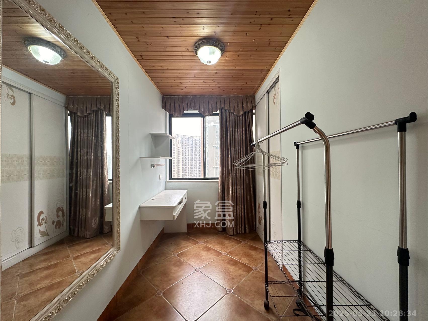 藏珑湖上国际花园 1室2厅1卫 3500.0元/月 藏珑湖上国际花园 1室2厅1卫 3500.0元/月室内图