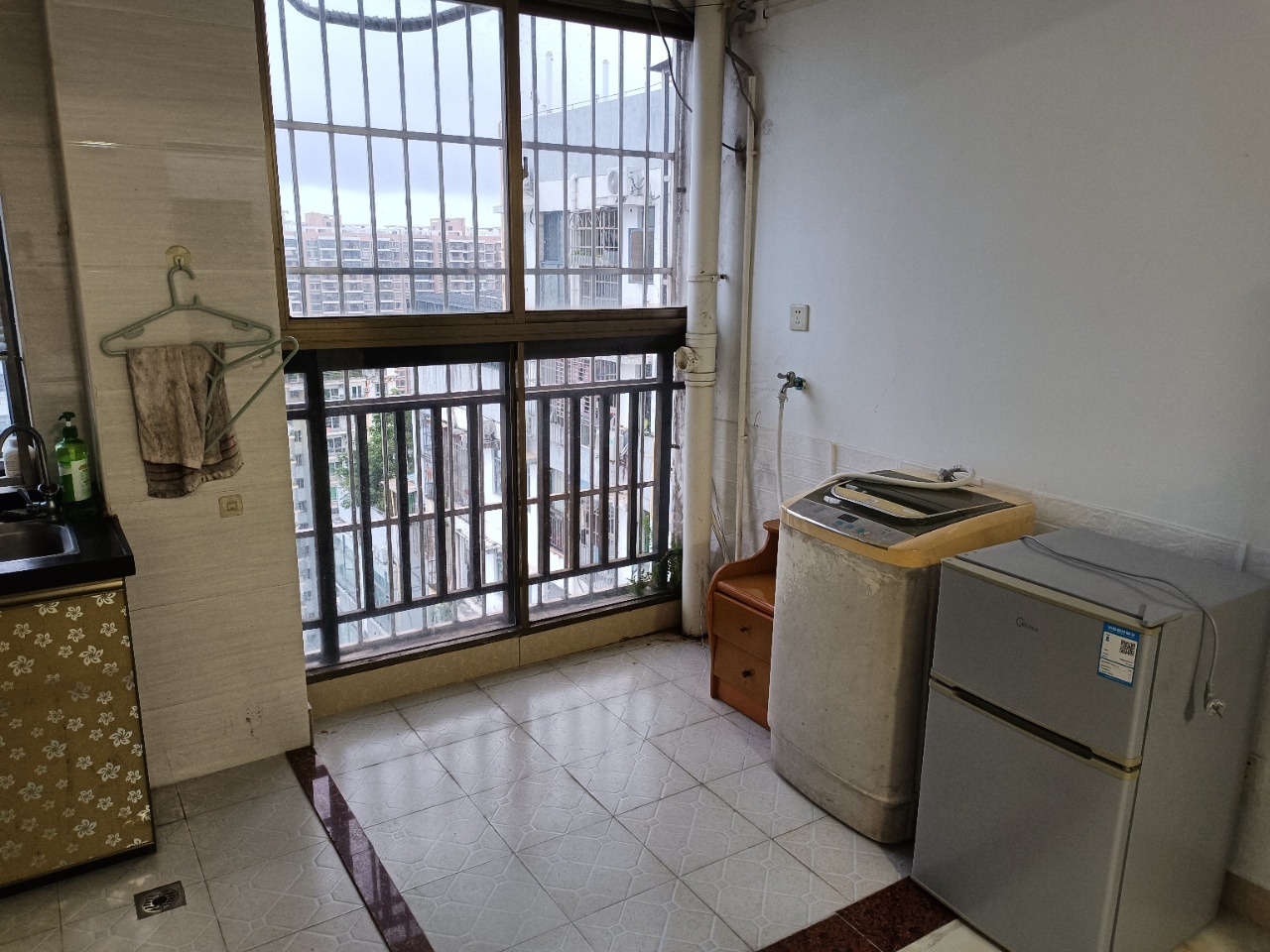 金湾花园  1室1厅1卫   1300.00元/月室内图