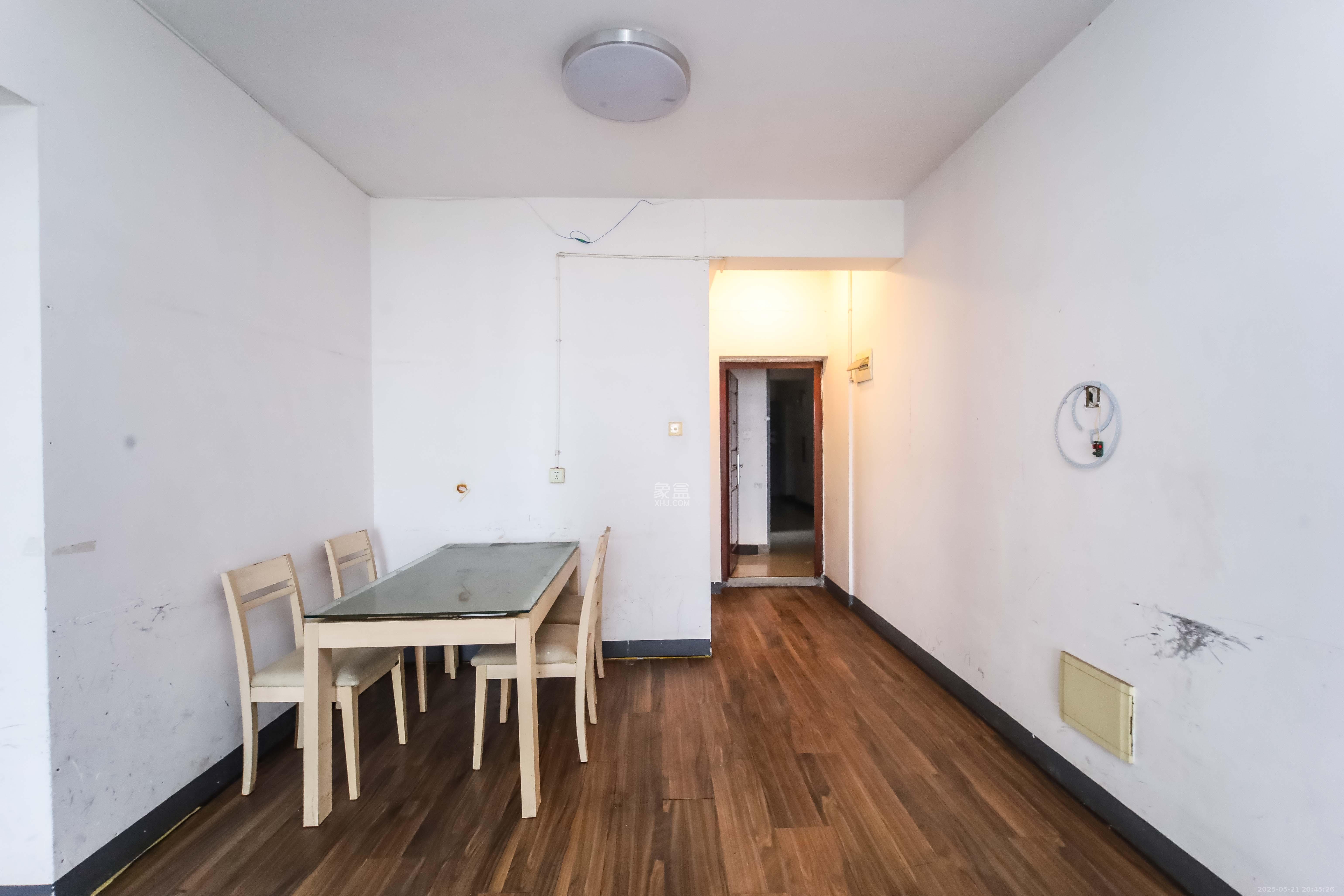 银港水晶城  2室2厅1卫    66.0万 银港水晶城  2室2厅1卫    66.0万客厅