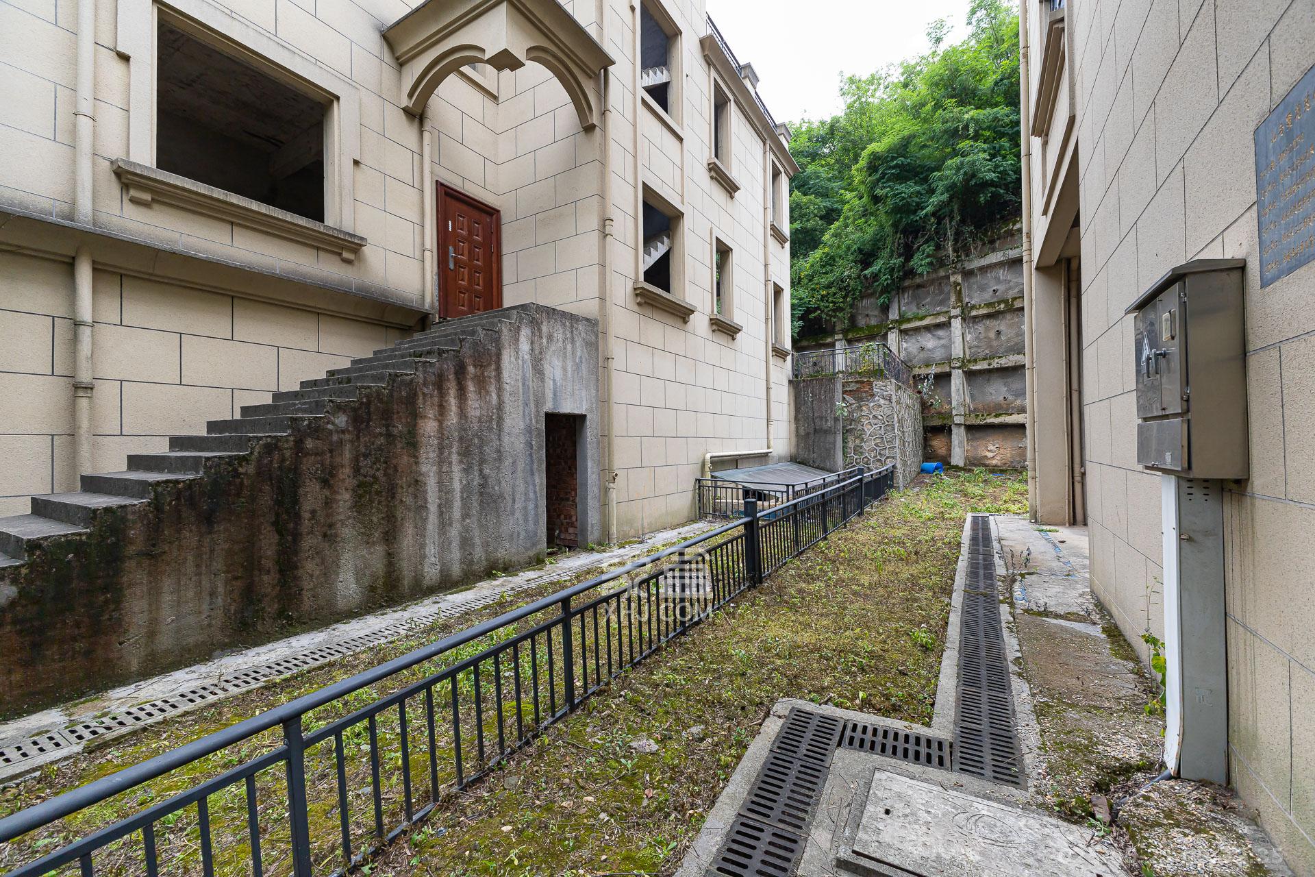 山与墅  7室3厅4卫    699.0万其他