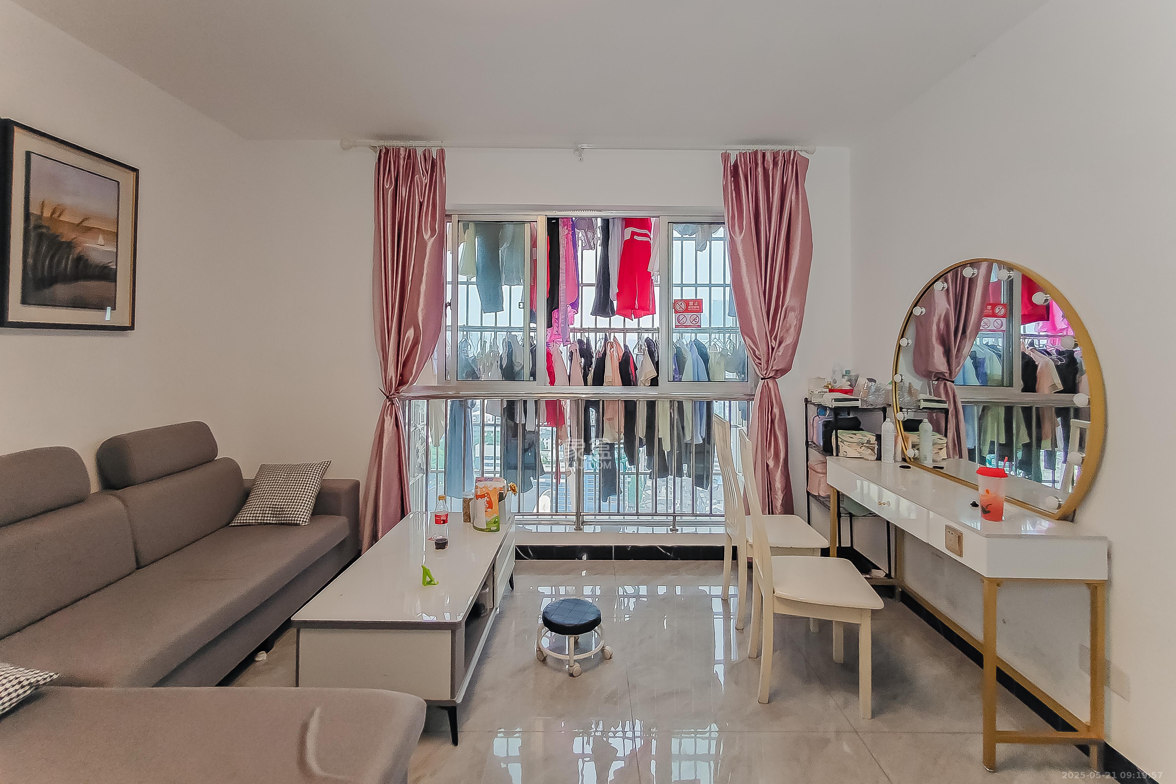 君临国际 3室2厅1卫 160.7万 君临国际 3室2厅1卫 160.7万客厅