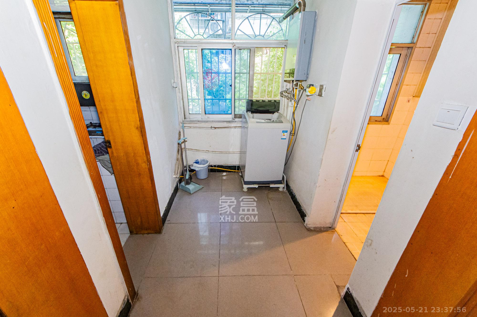 江南苑 3室2厅2卫 79.8万 江南苑 3室2厅2卫 79.8万客厅