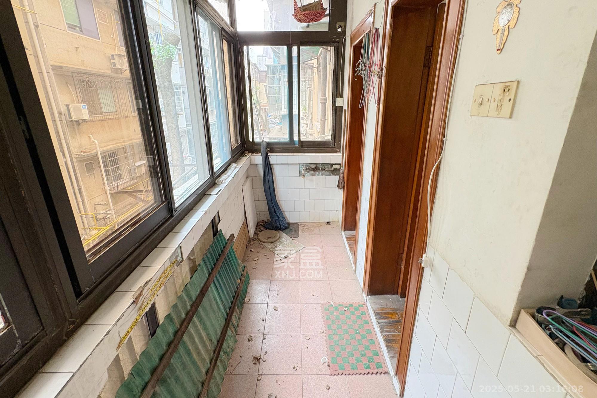 73分局(电信宿舍) 4室2厅1卫 95.0万 73分局(电信宿舍) 4室2厅1卫 95.0万阳台