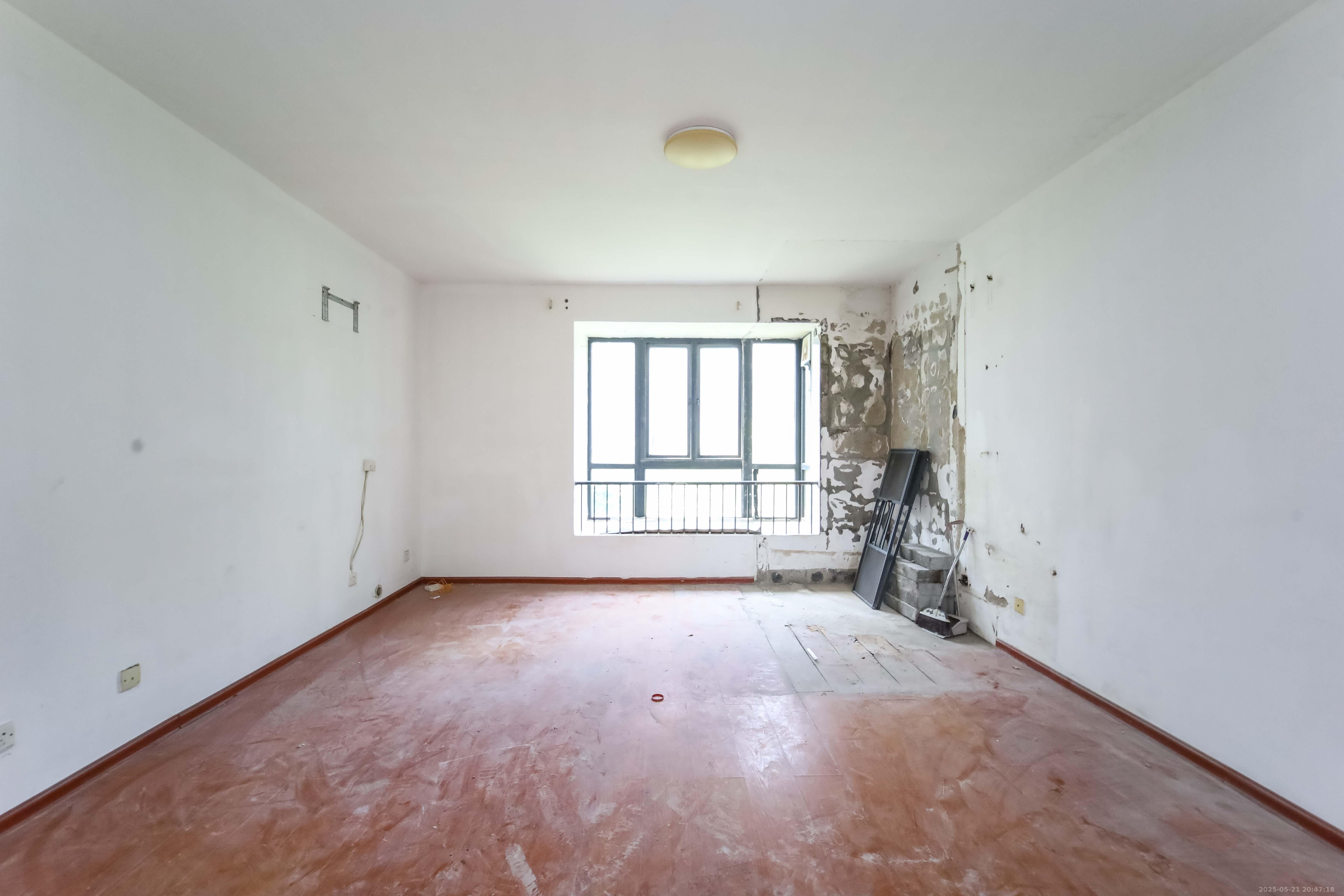 长房东郡  4室2厅2卫    210.0万 长房东郡  4室2厅2卫    210.0万客厅