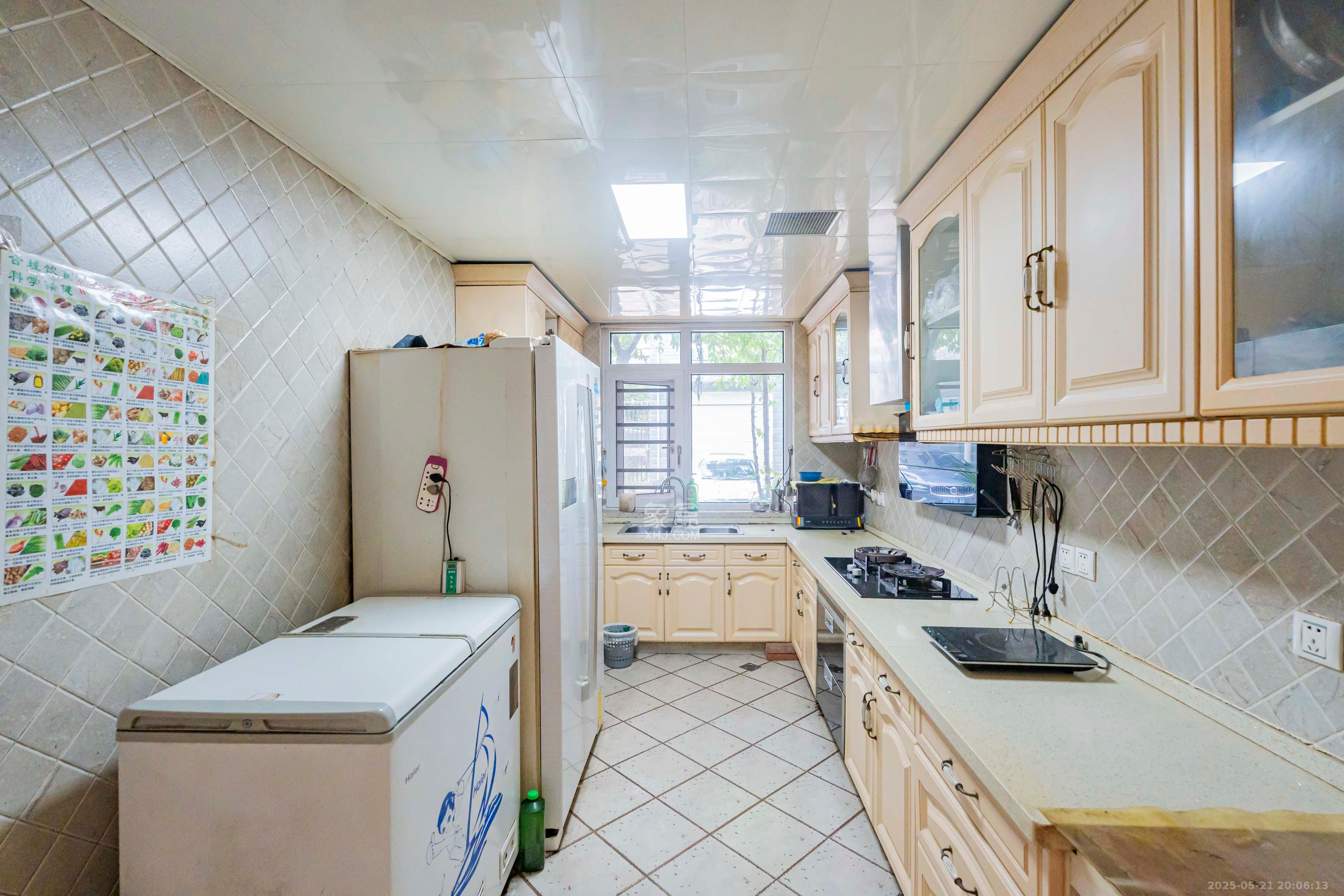 御景龙城  6室3厅4卫    238.0万 御景龙城  6室3厅4卫    238.0万厨房