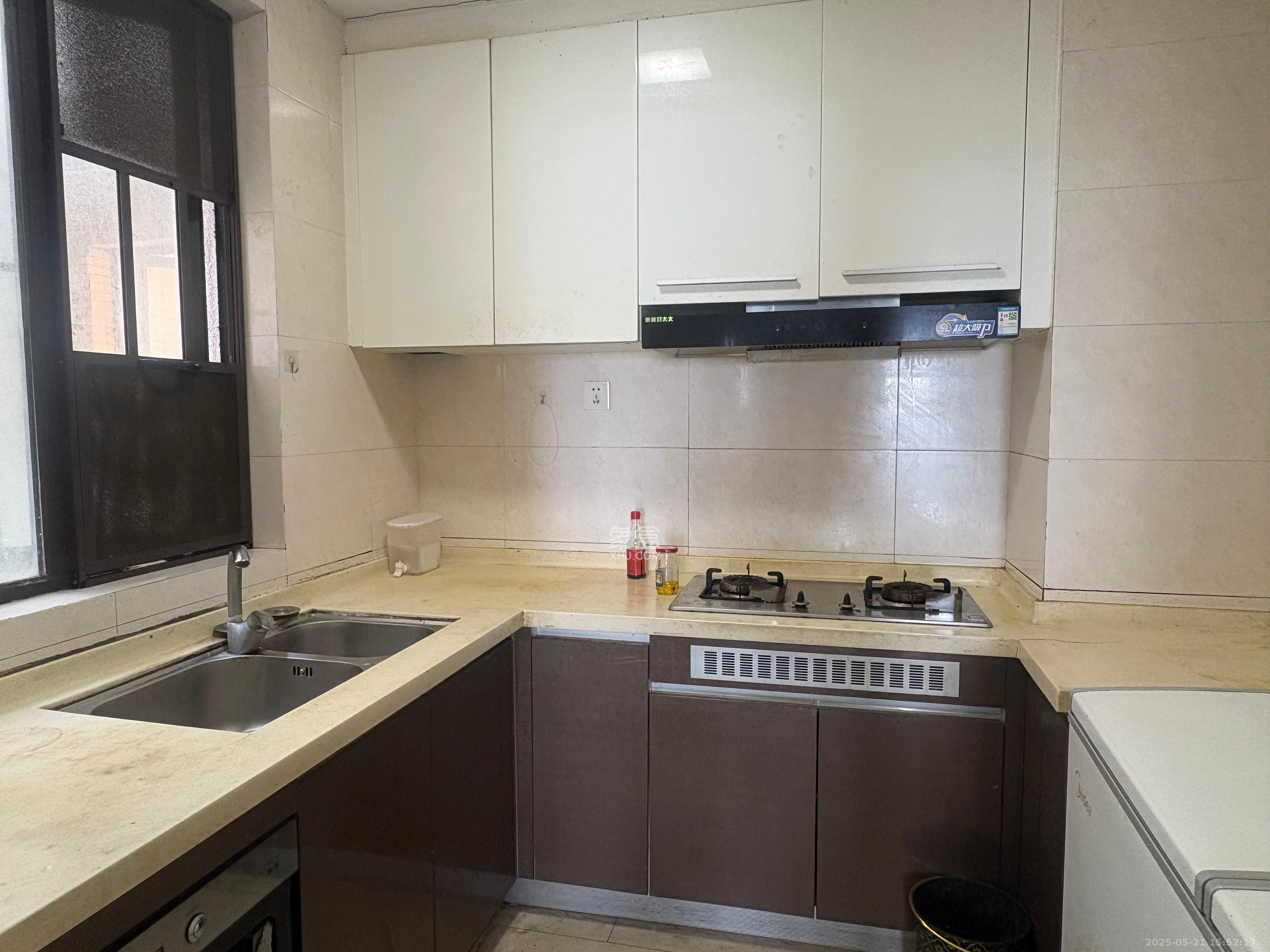 中海国际三期 3室2厅2卫 2100.0元/月 中海国际三期 3室2厅2卫 2100.0元/月室内图