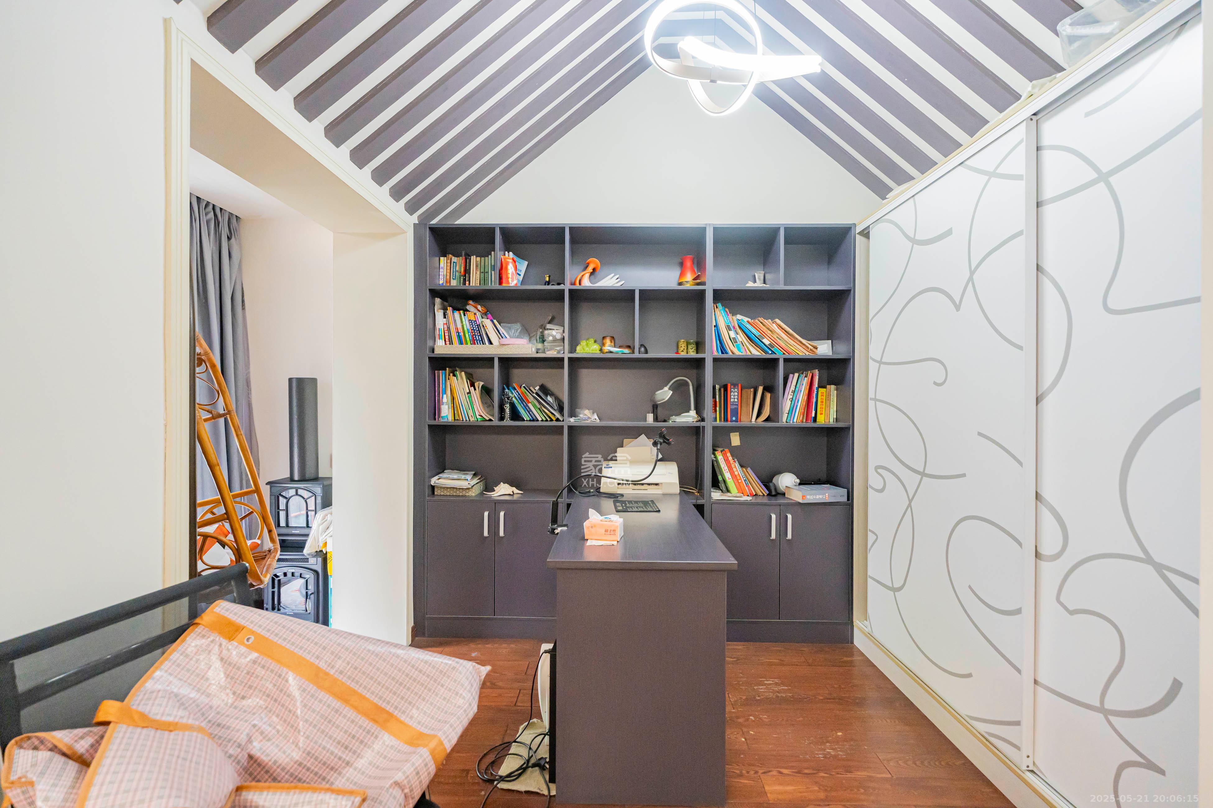 御景龙城  6室3厅4卫    238.0万 御景龙城  6室3厅4卫    238.0万卧室