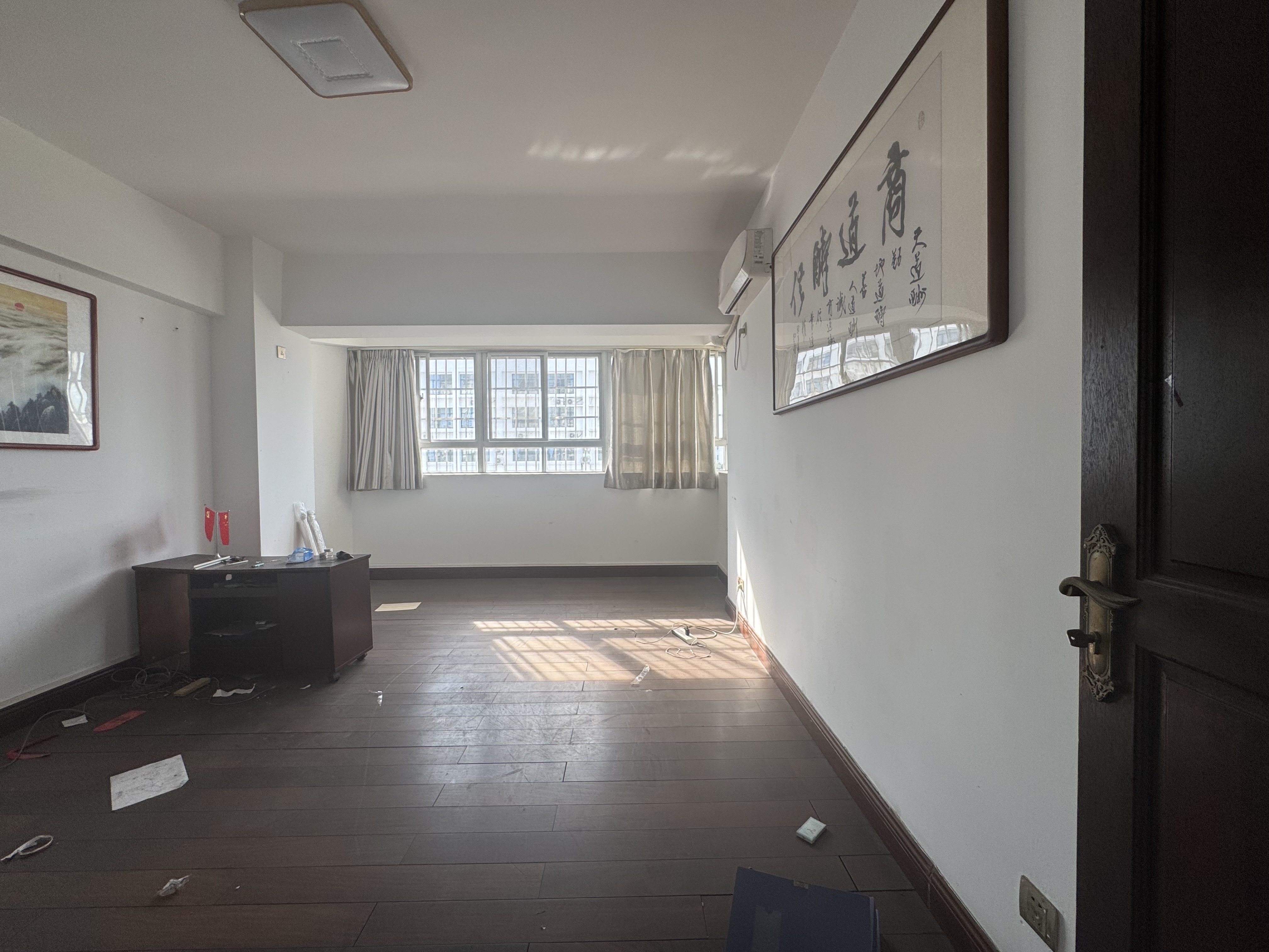 现代花园交易中心宿舍  3室2厅2卫   3100.00元/月室内图