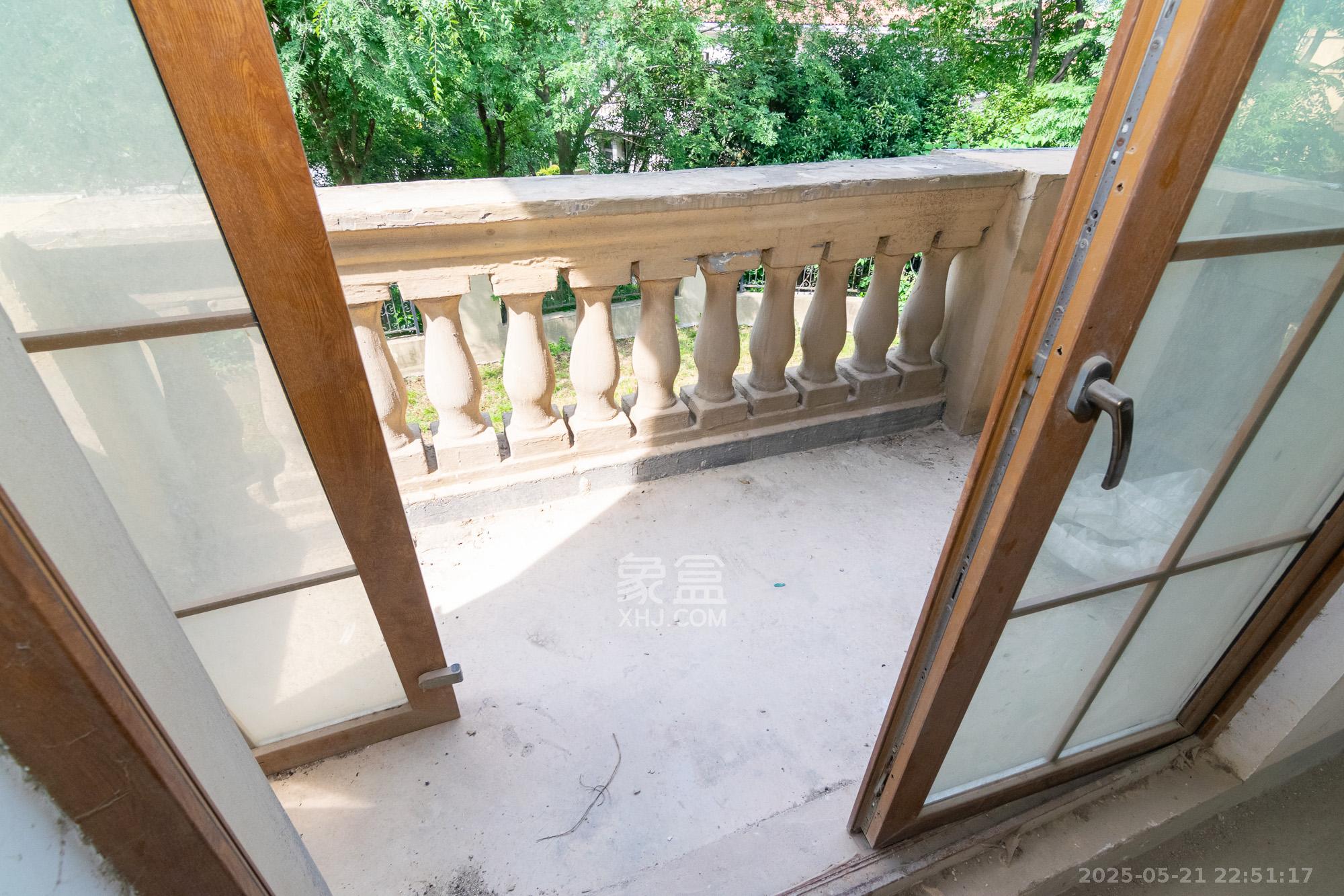 金地三千府(金地湖山樾、金地自在城) 8室3厅4卫 1068.0万 金地三千府(金地湖山樾、金地自在城) 8室3厅4卫 1068.0万阳台