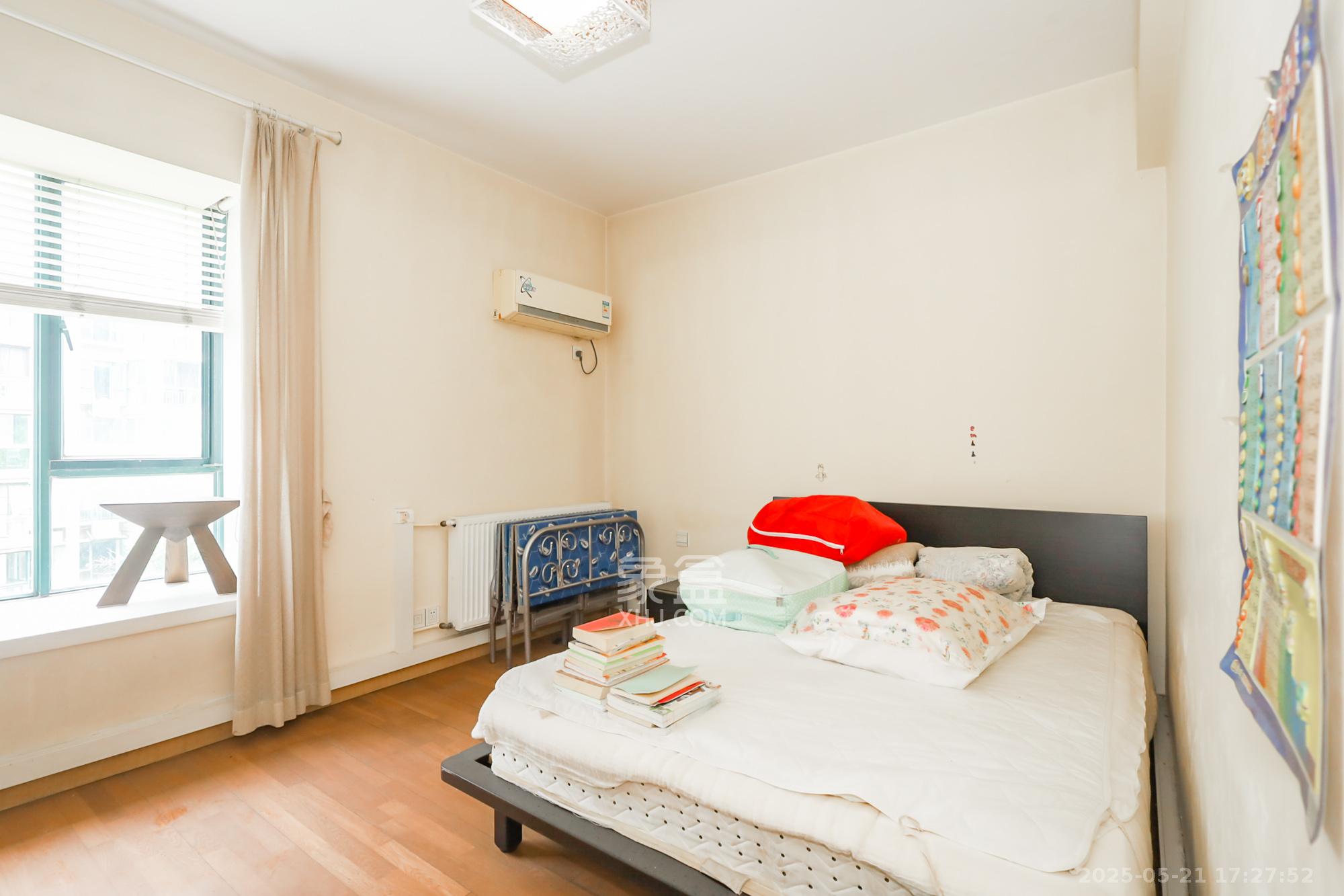 金色山庄 3室2厅2卫 160.0万 金色山庄 3室2厅2卫 160.0万卧室