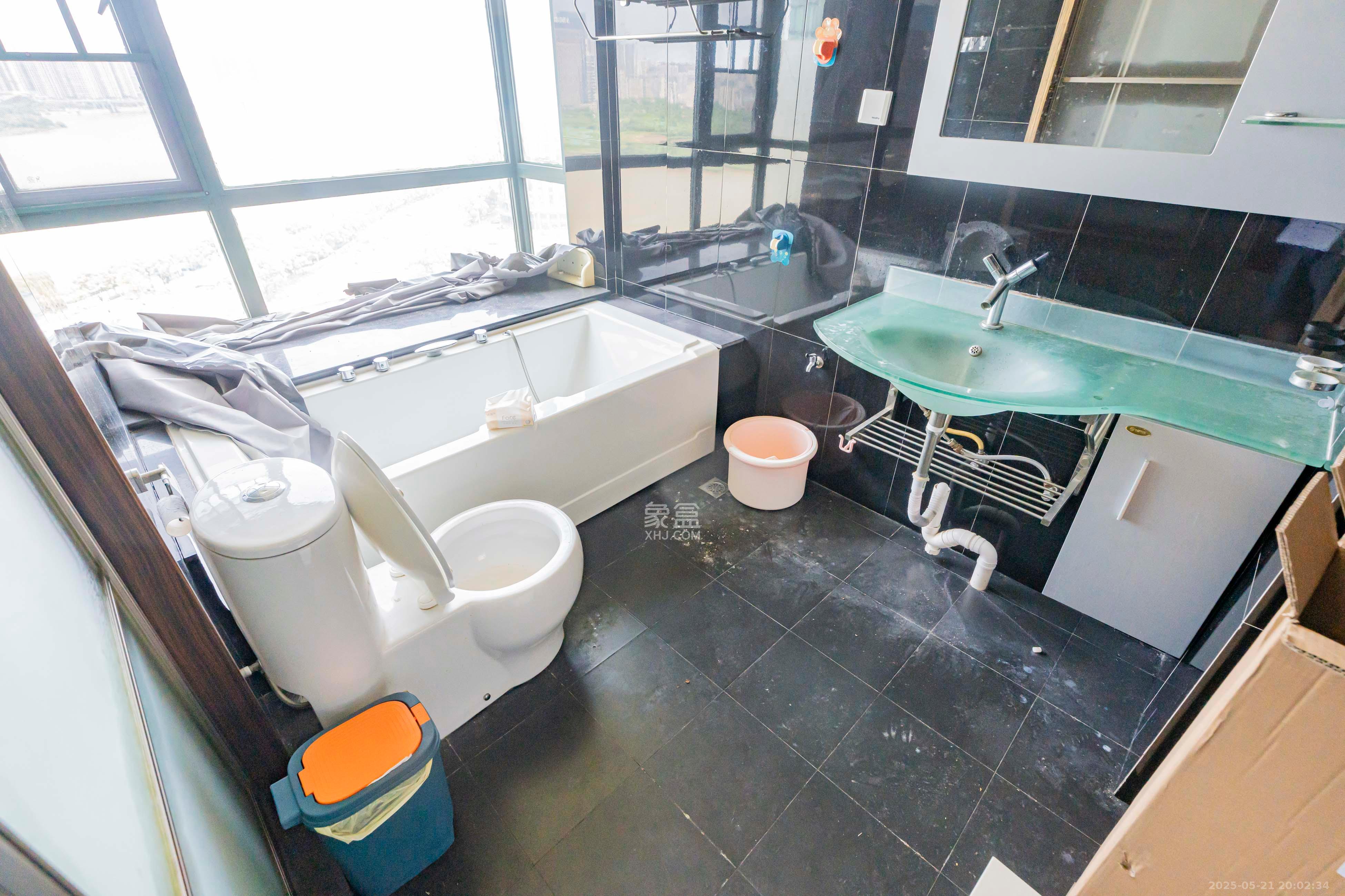 华盛新外滩 4室1厅2卫 290.0万 华盛新外滩 4室1厅2卫 290.0万卫生间