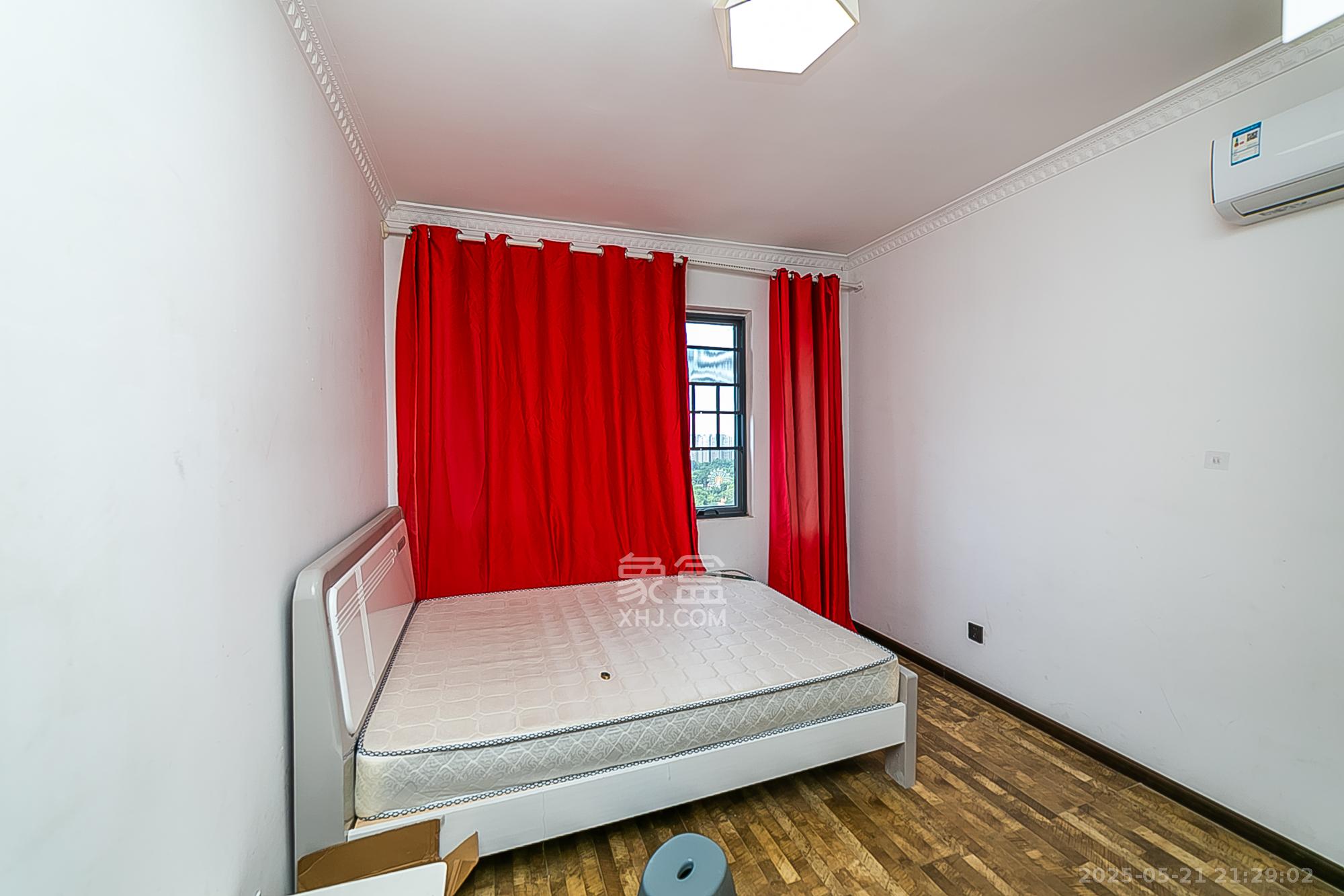 泰龙华府 3室2厅1卫 65.0万 泰龙华府 3室2厅1卫 65.0万卧室