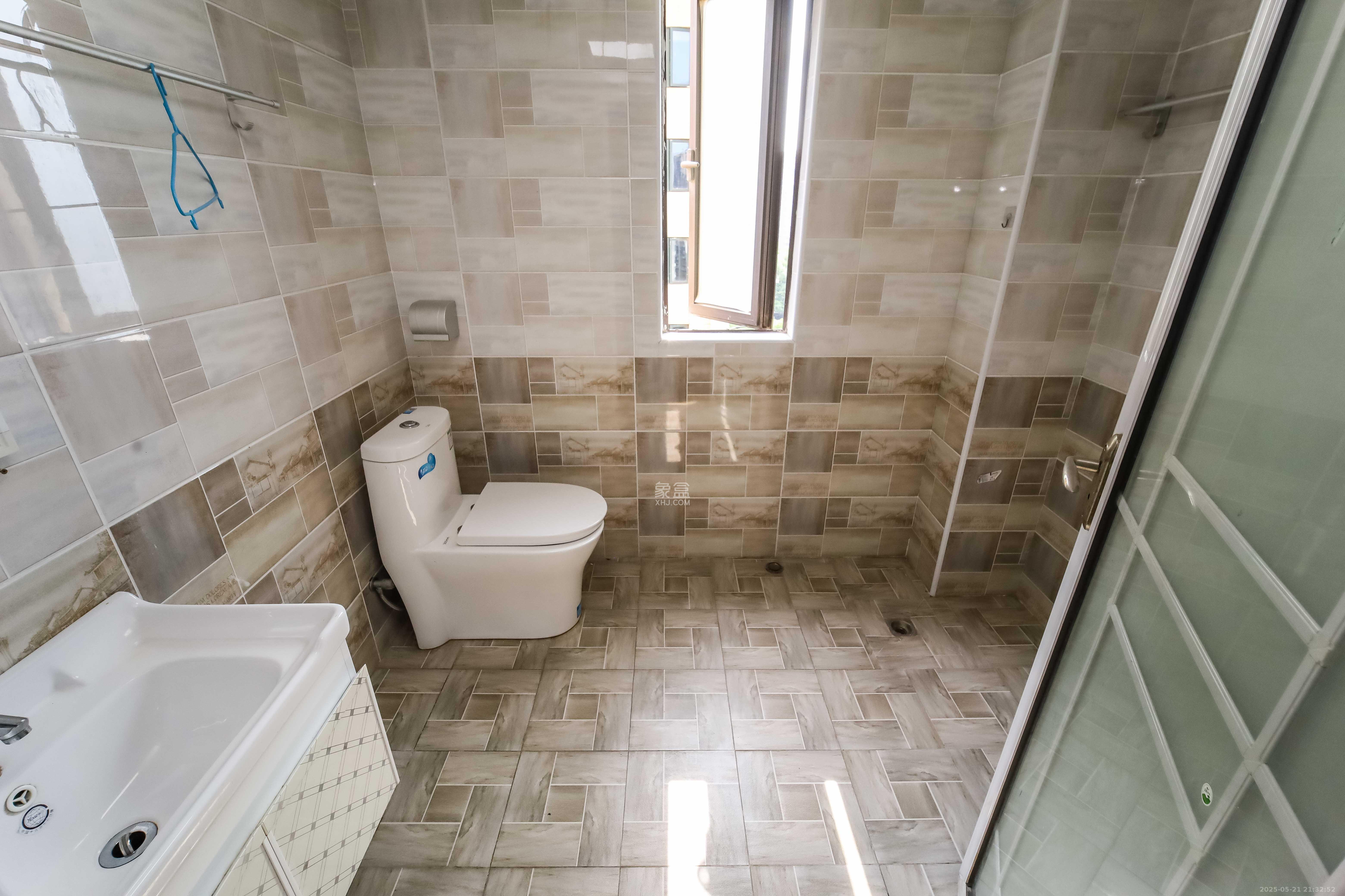 中欣楚天熙苑 1室2厅2卫 100.0万 中欣楚天熙苑 1室2厅2卫 100.0万卫生间