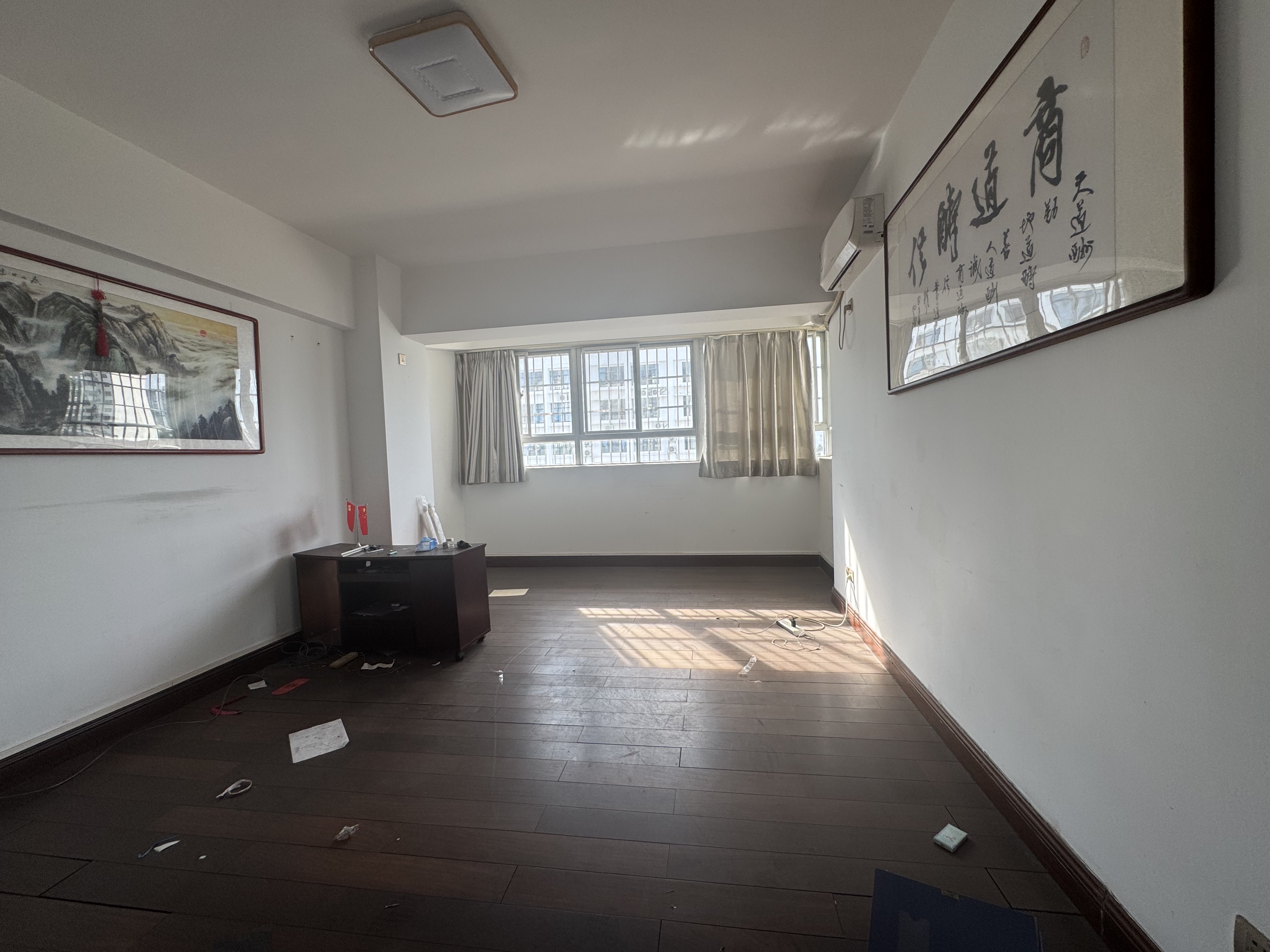 现代花园交易中心宿舍  3室2厅2卫   3100.00元/月室内图