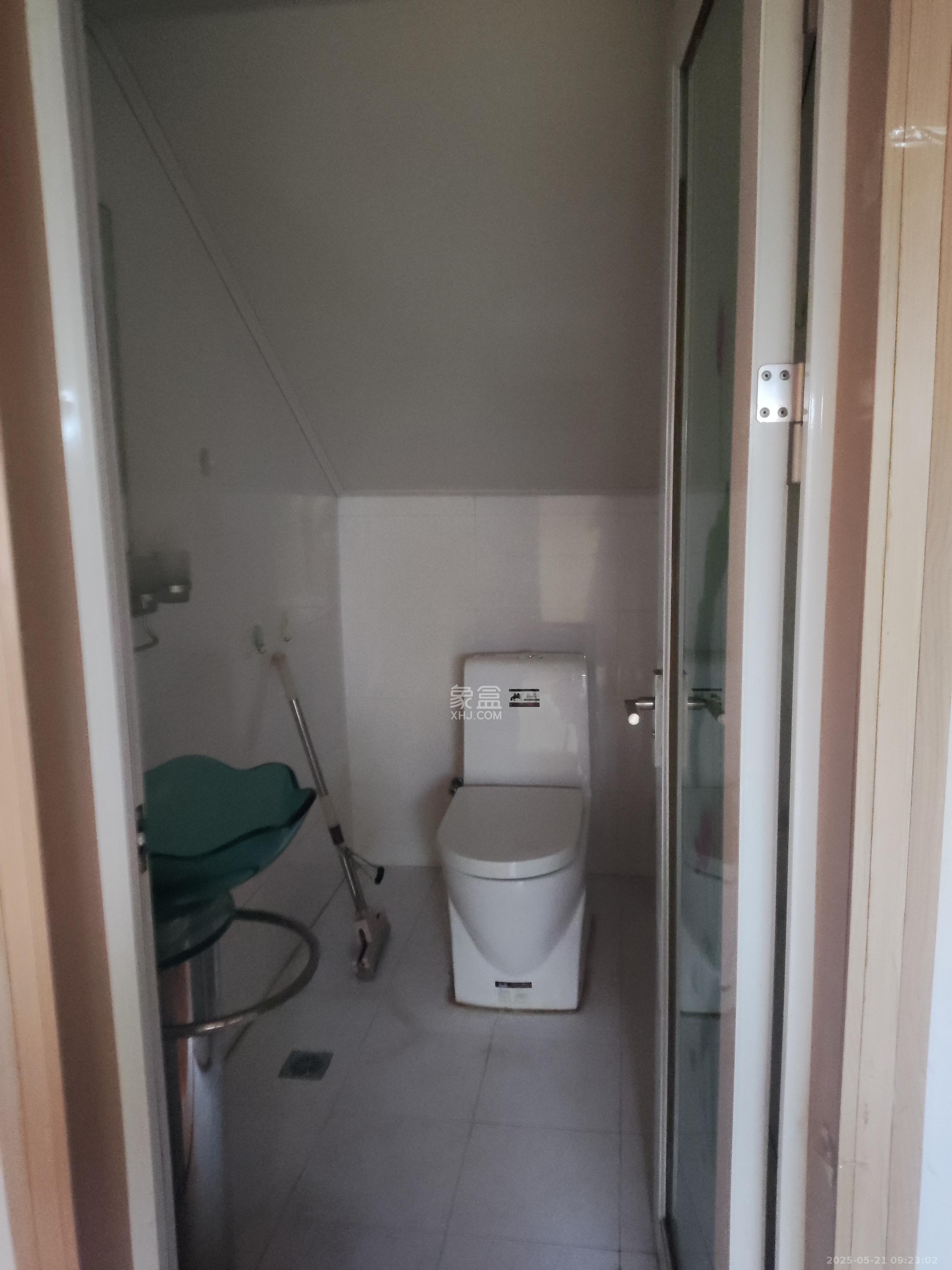 新路小区 3室2厅2卫 1800.0元/月 新路小区 3室2厅2卫 1800.0元/月室内图