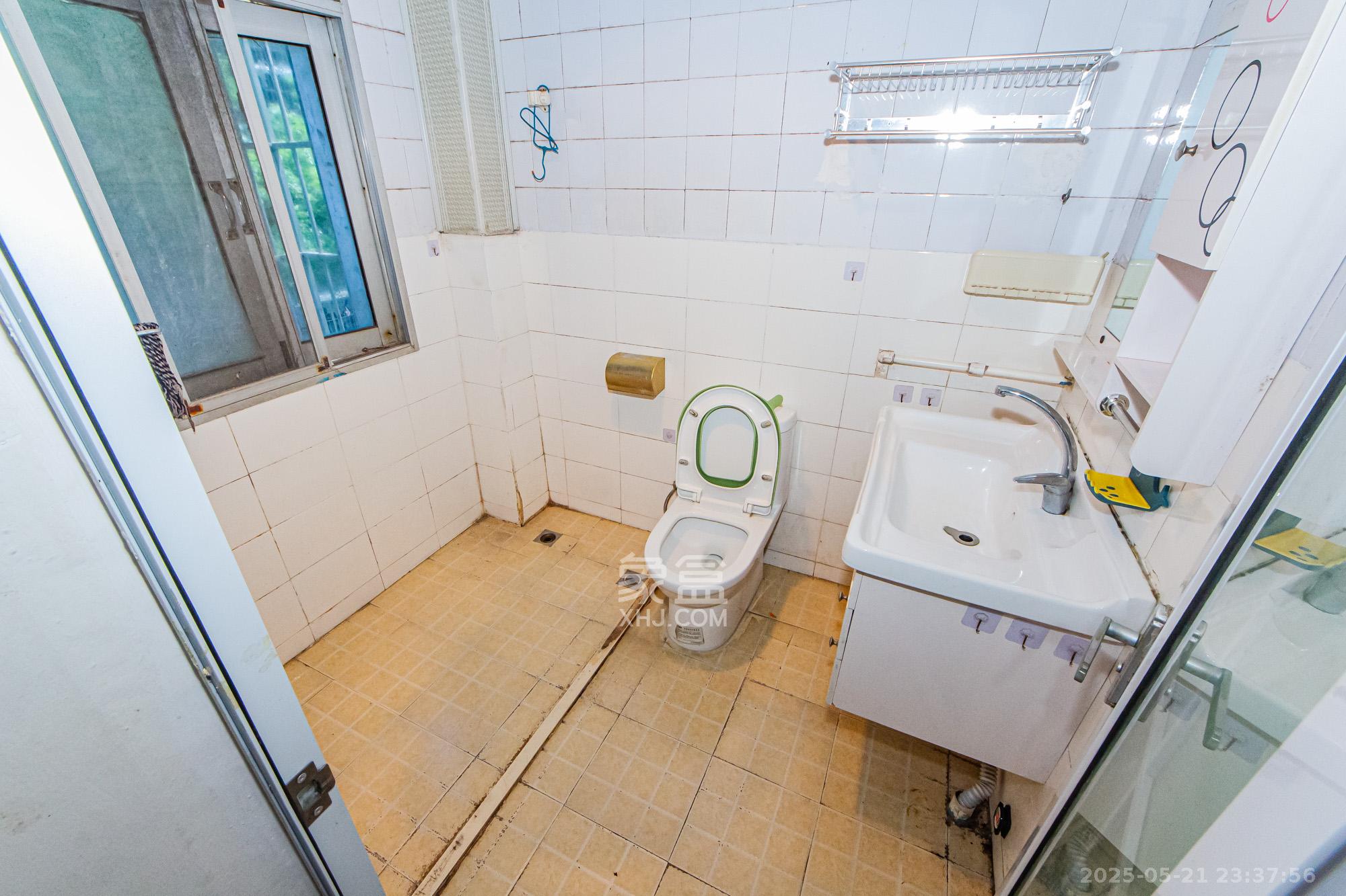 江南苑  3室2厅2卫    79.8万卫生间