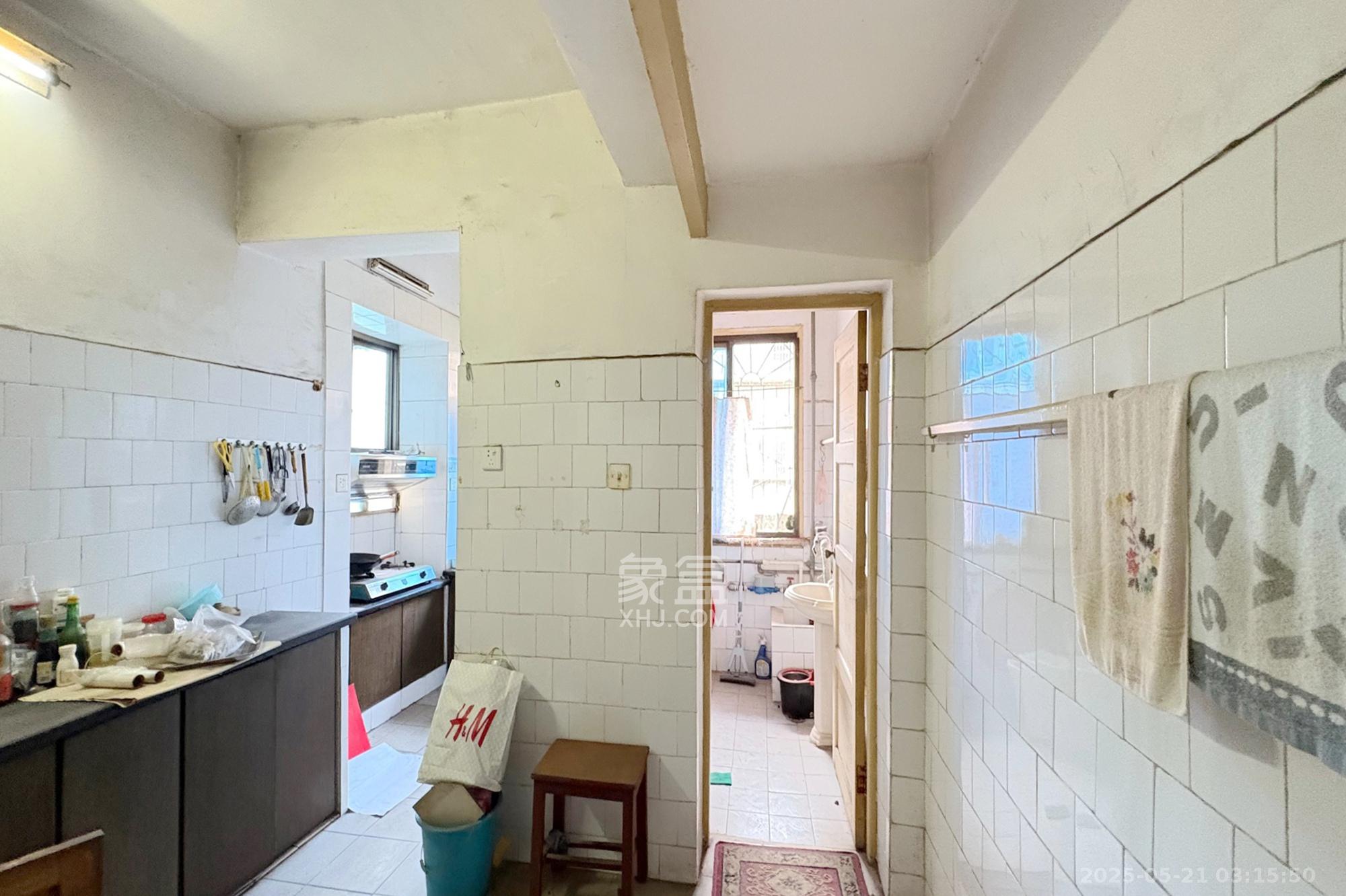 73分局(电信宿舍) 4室2厅1卫 95.0万 73分局(电信宿舍) 4室2厅1卫 95.0万卫生间