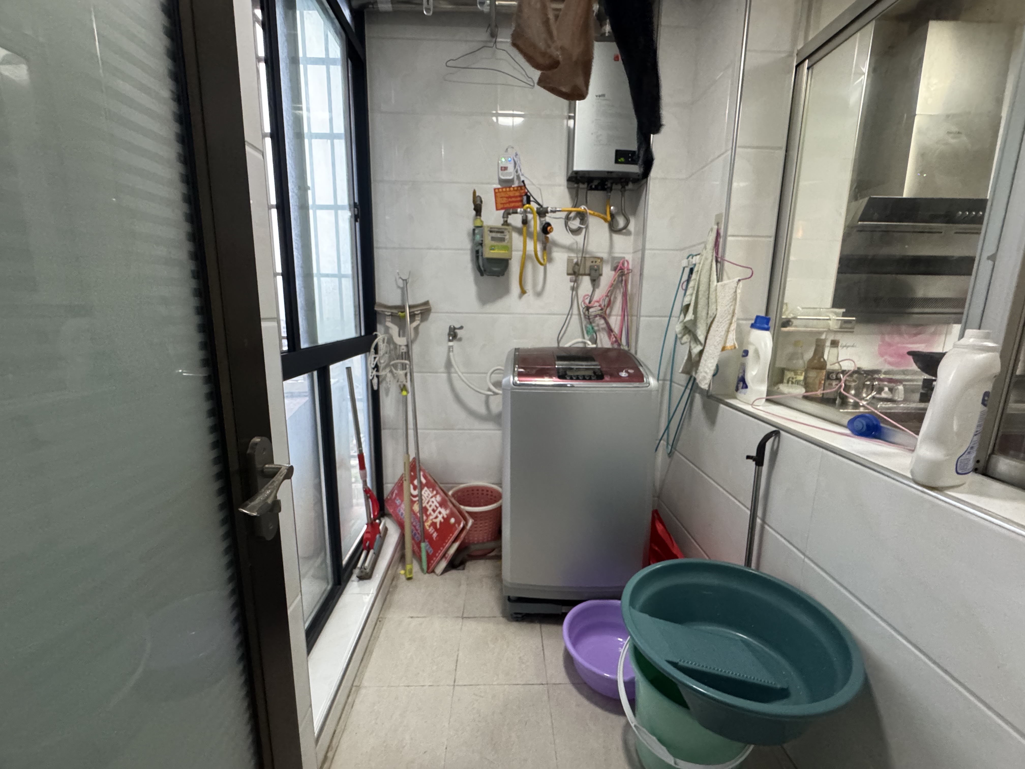 南岸晶都  3室2厅2卫   68.00万客厅