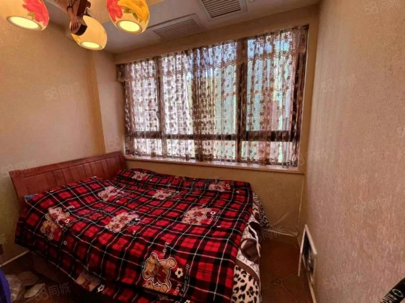 山城上品  4室2厅2卫   89.80万客厅