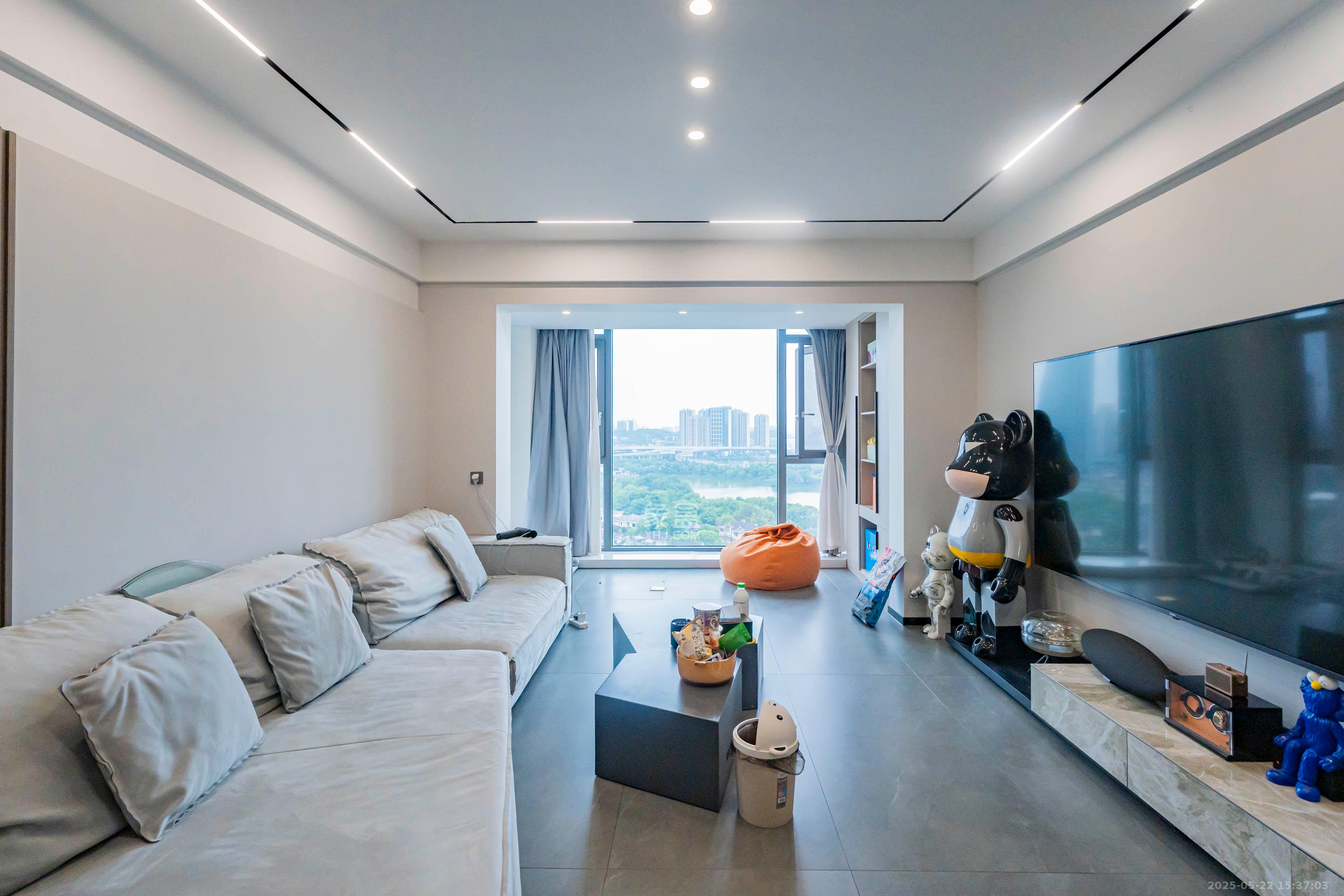 藏珑湖上国际花园  3室2厅1卫    208.0万 藏珑湖上国际花园  3室2厅1卫    208.0万客厅