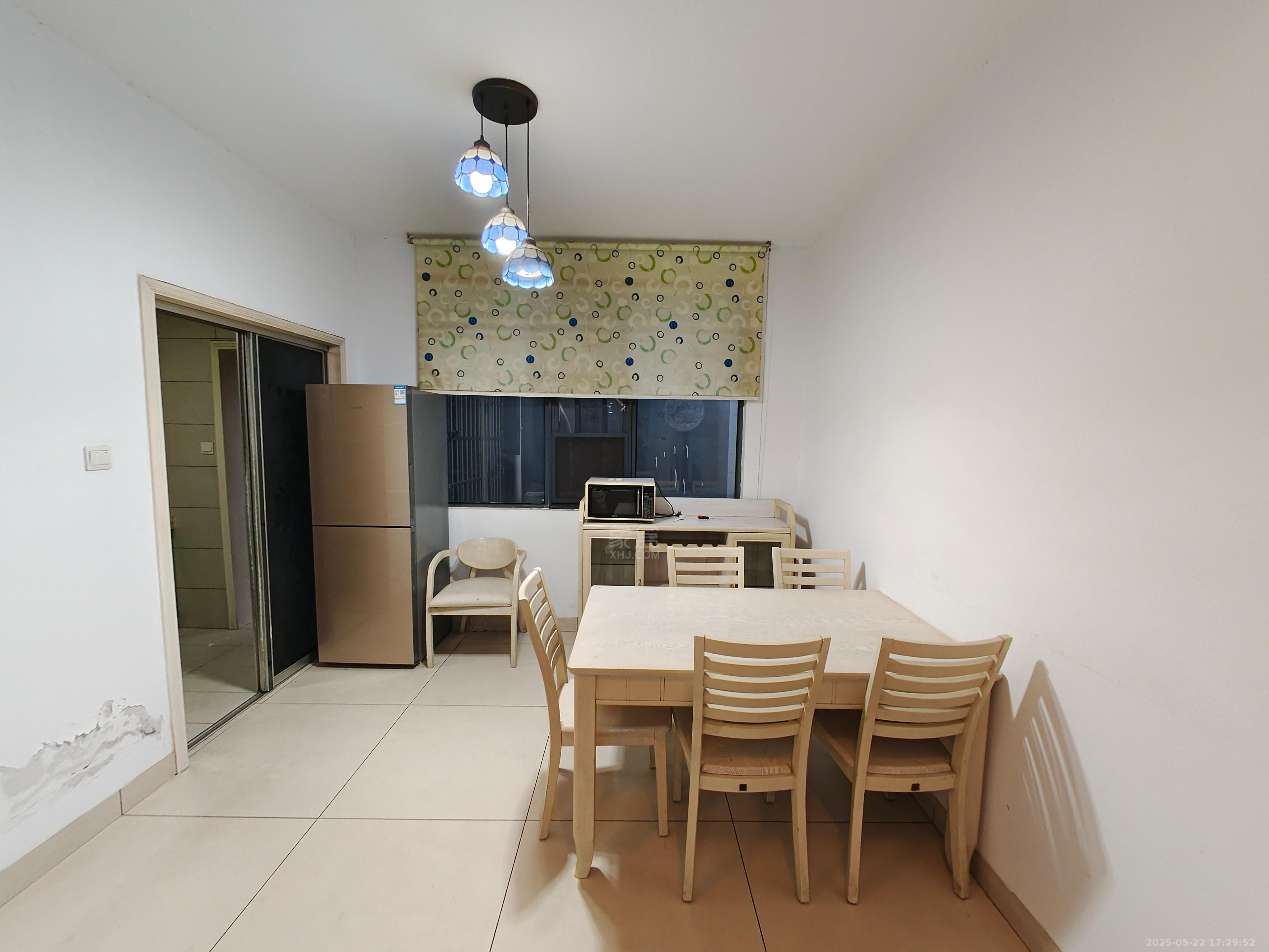 城市风景  3室2厅1卫   1800.00元/月室内图