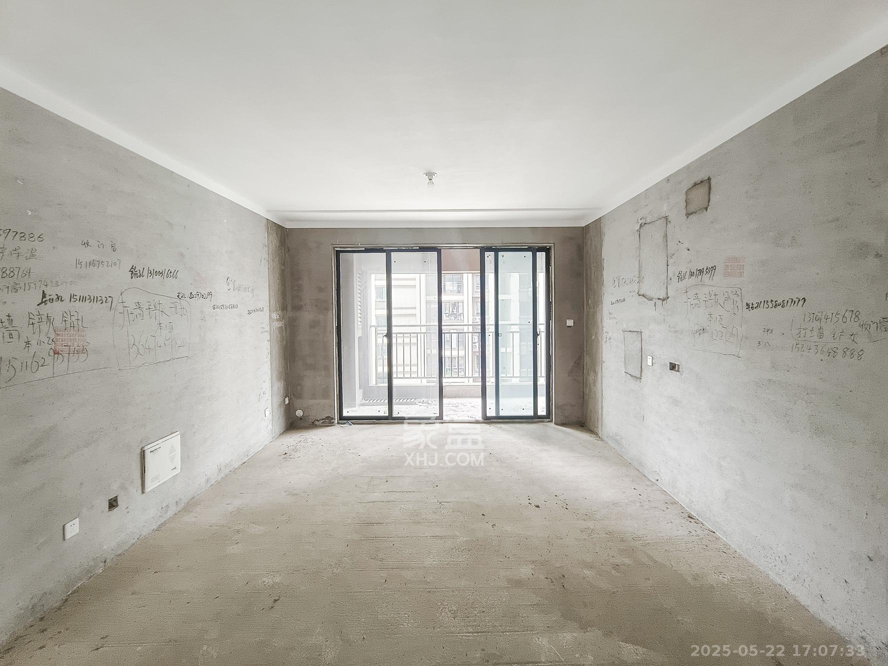 荣盛城 4室2厅1卫 86.0万 荣盛城 4室2厅1卫 86.0万客厅