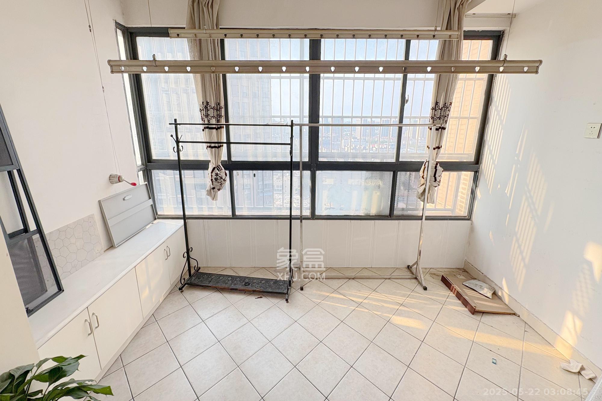 万象新天  3室2厅1卫    119.5万 万象新天  3室2厅1卫    119.5万阳台