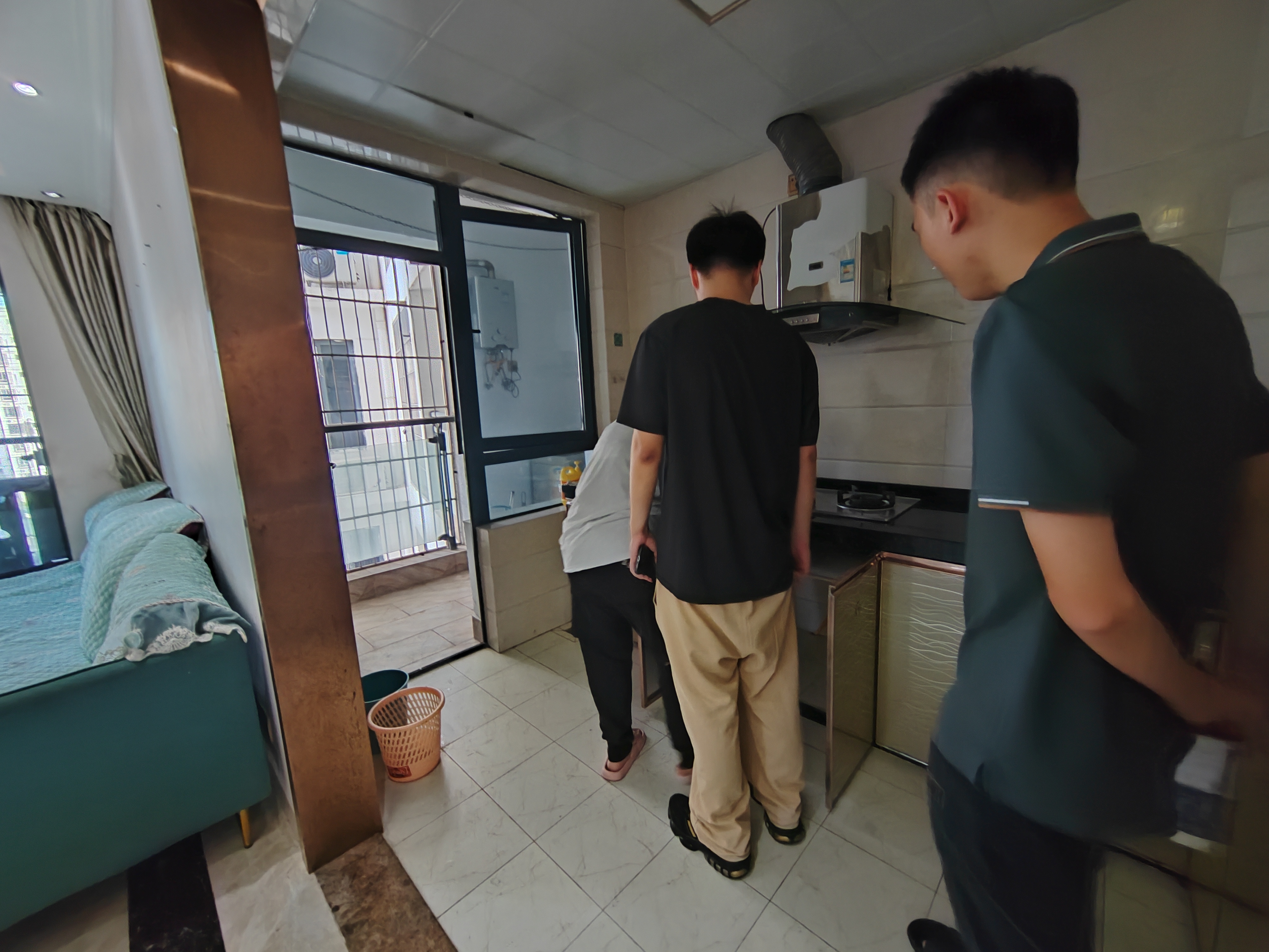 高路华小区  2室2厅1卫   2300.00元/月室内图