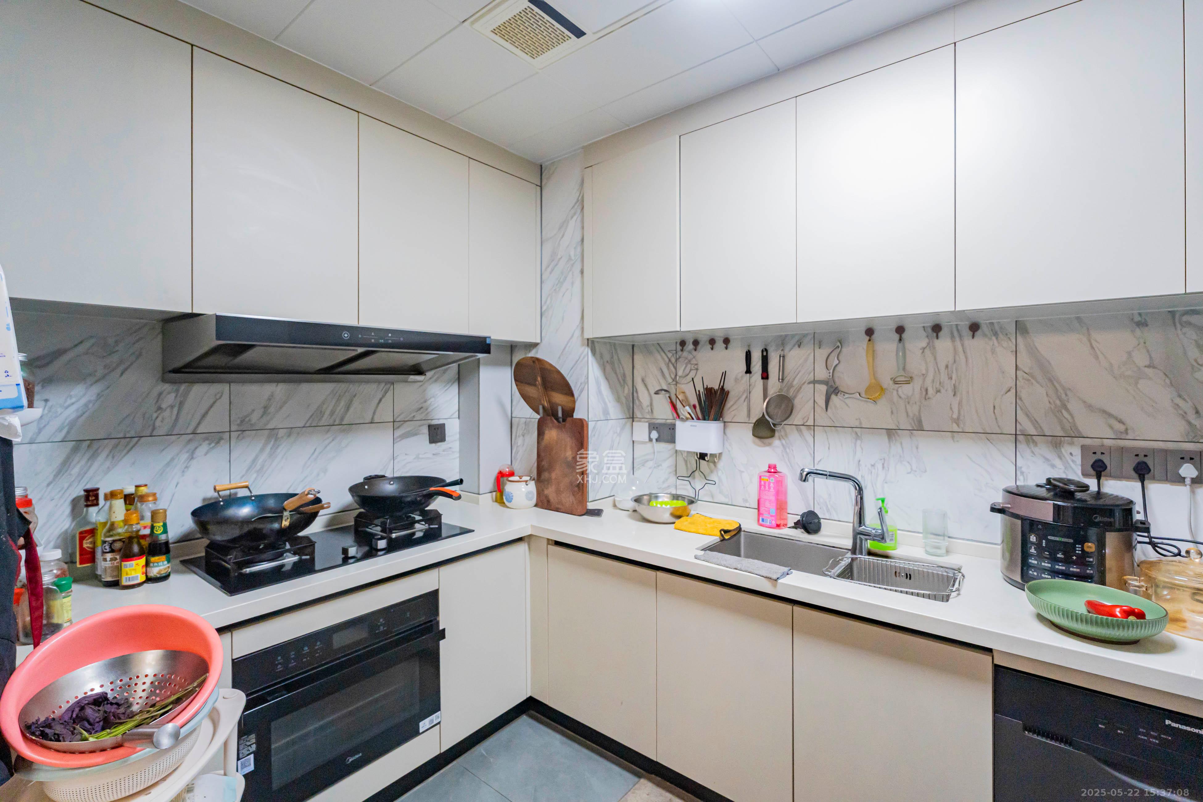 藏珑湖上国际花园  3室2厅1卫    208.0万 藏珑湖上国际花园  3室2厅1卫    208.0万厨房