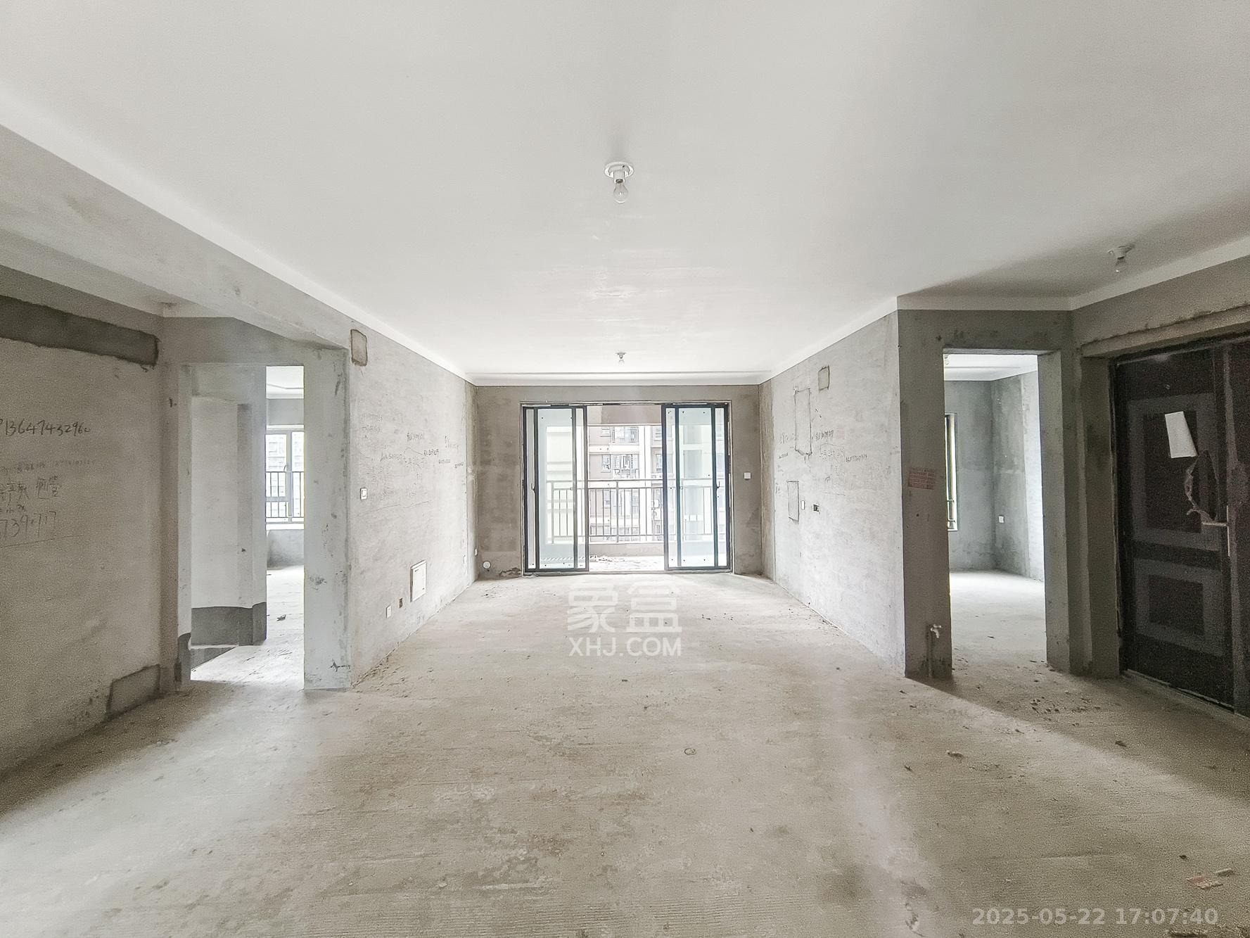 荣盛城 4室2厅1卫 86.0万 荣盛城 4室2厅1卫 86.0万客厅