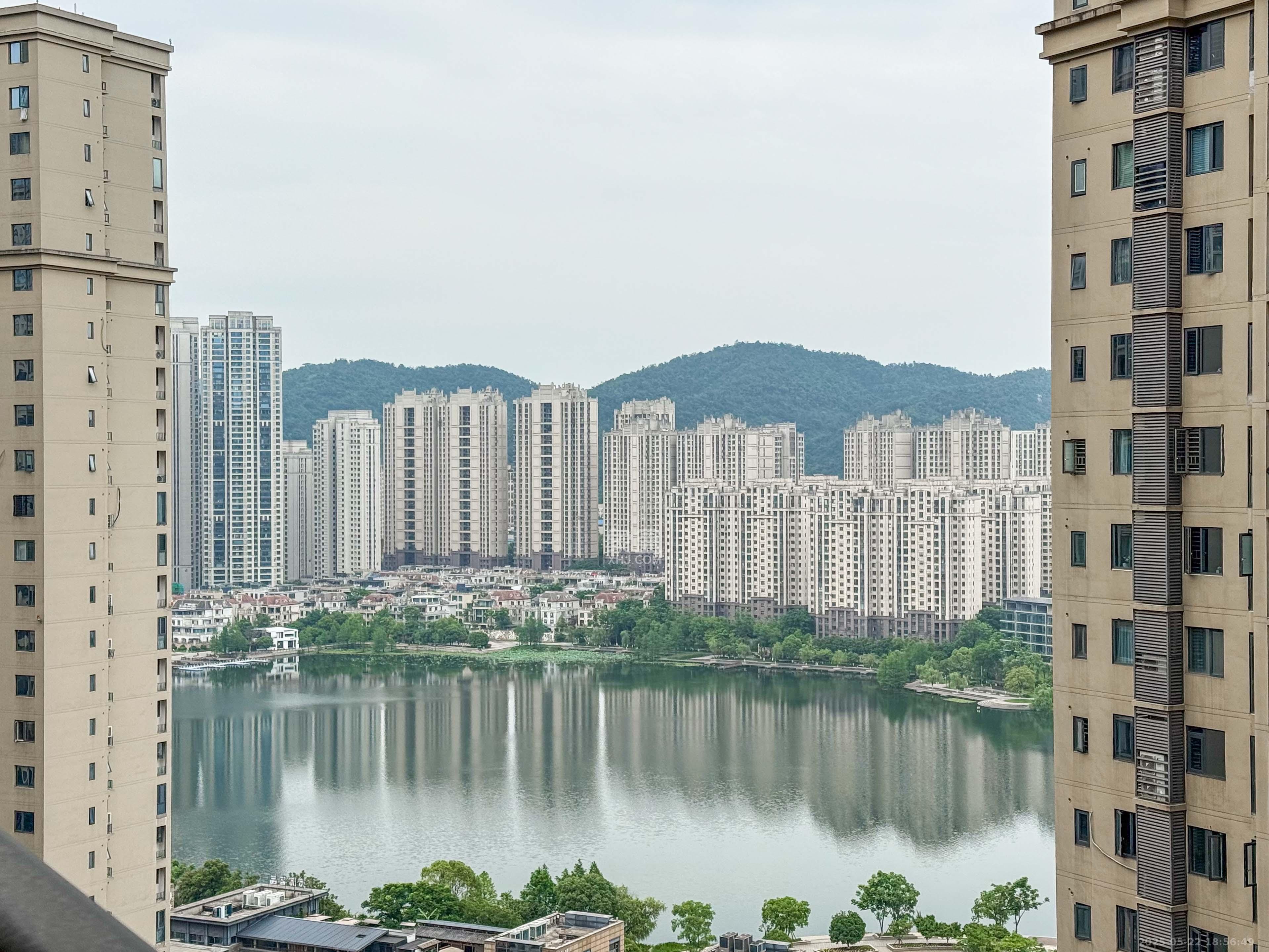 中建梅溪湖中心  4室2厅2卫   200.00万阳台