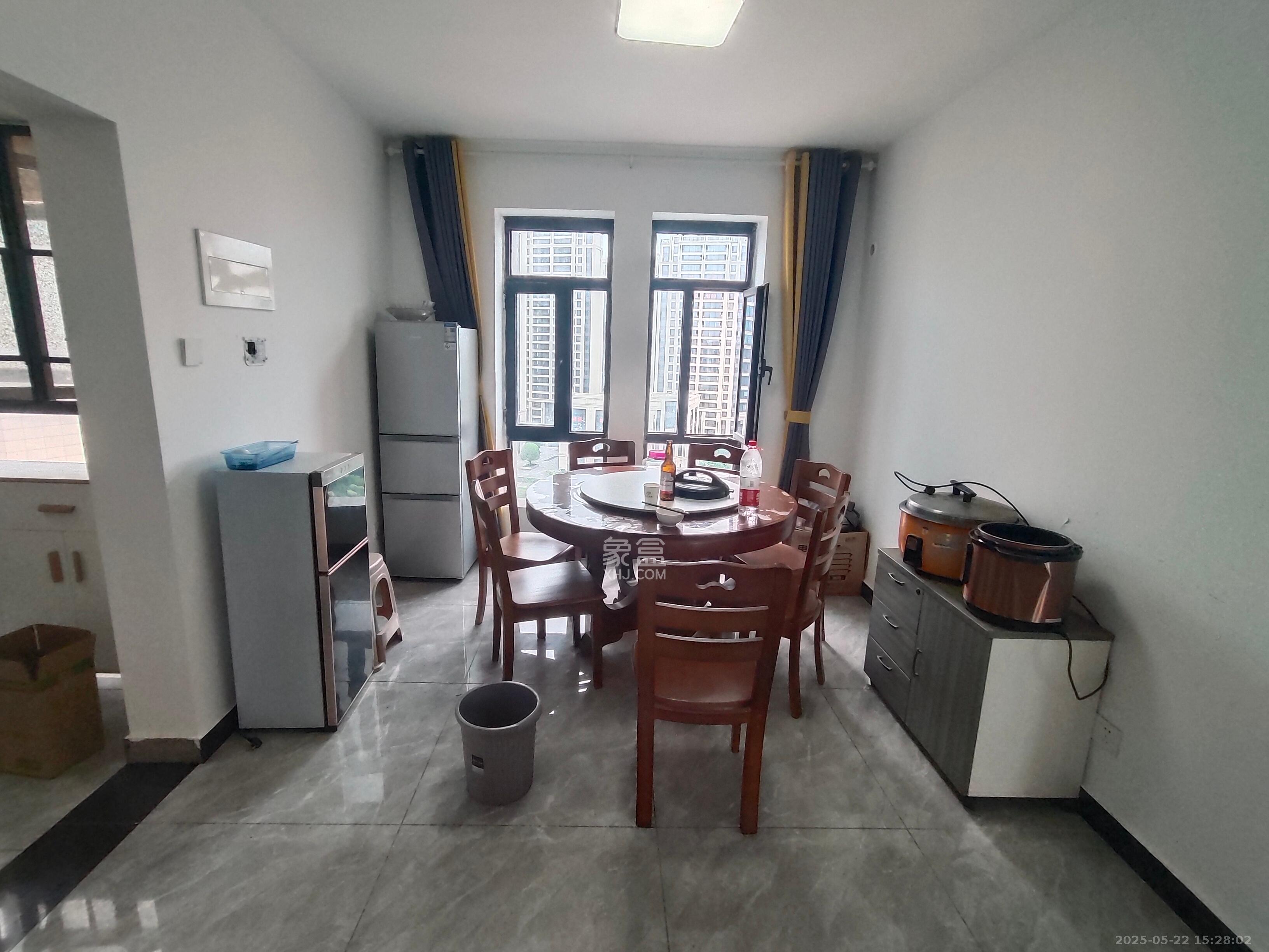 鑫远尚玺苑 4室2厅2卫 4500.0元/月 鑫远尚玺苑 4室2厅2卫 4500.0元/月室内图