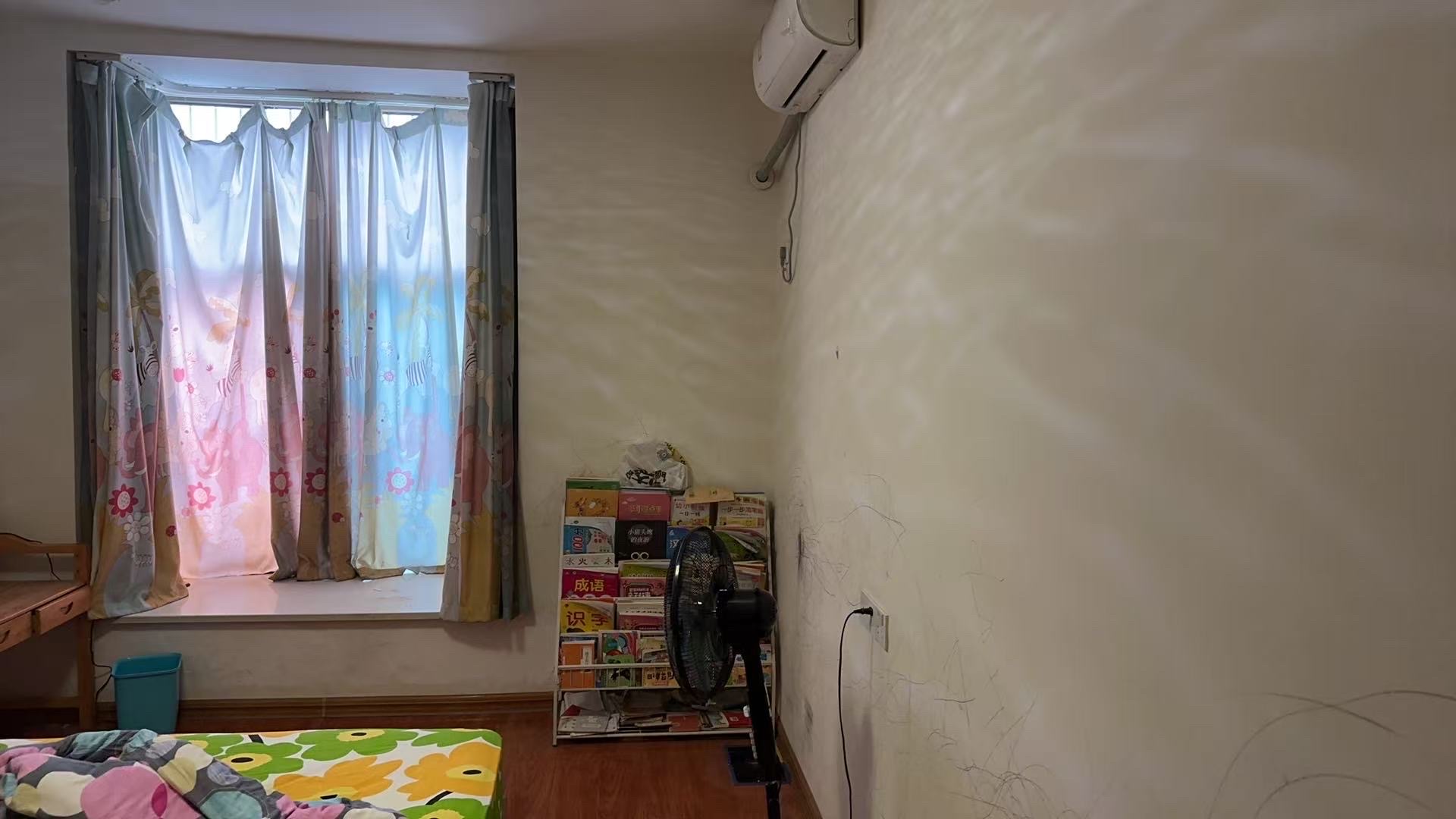 区检察院家属房 4室2厅2卫 59.8万 区检察院家属房 4室2厅2卫 59.8万客厅