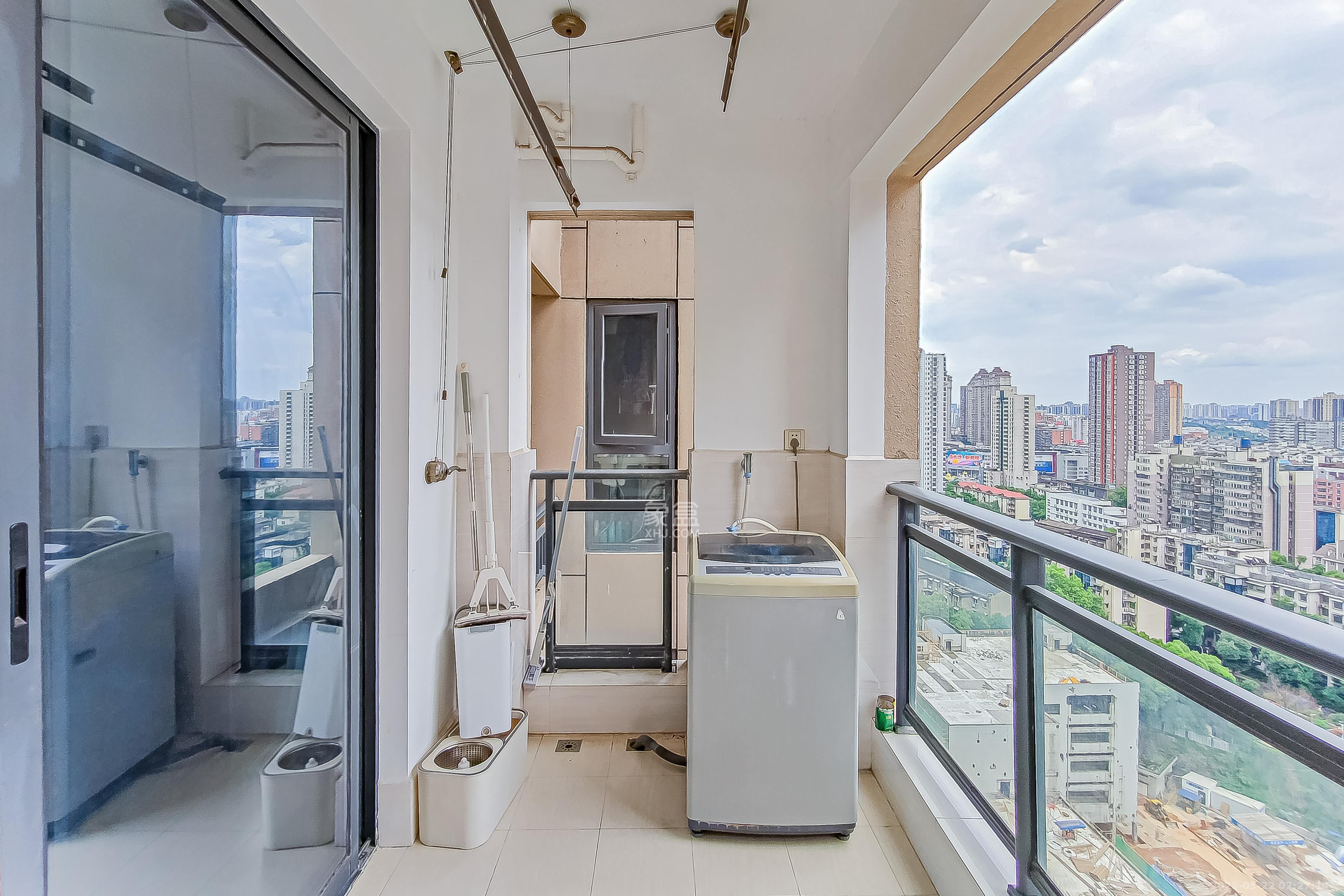 建发中央公园（建发美地）  3室2厅2卫    135.0万阳台