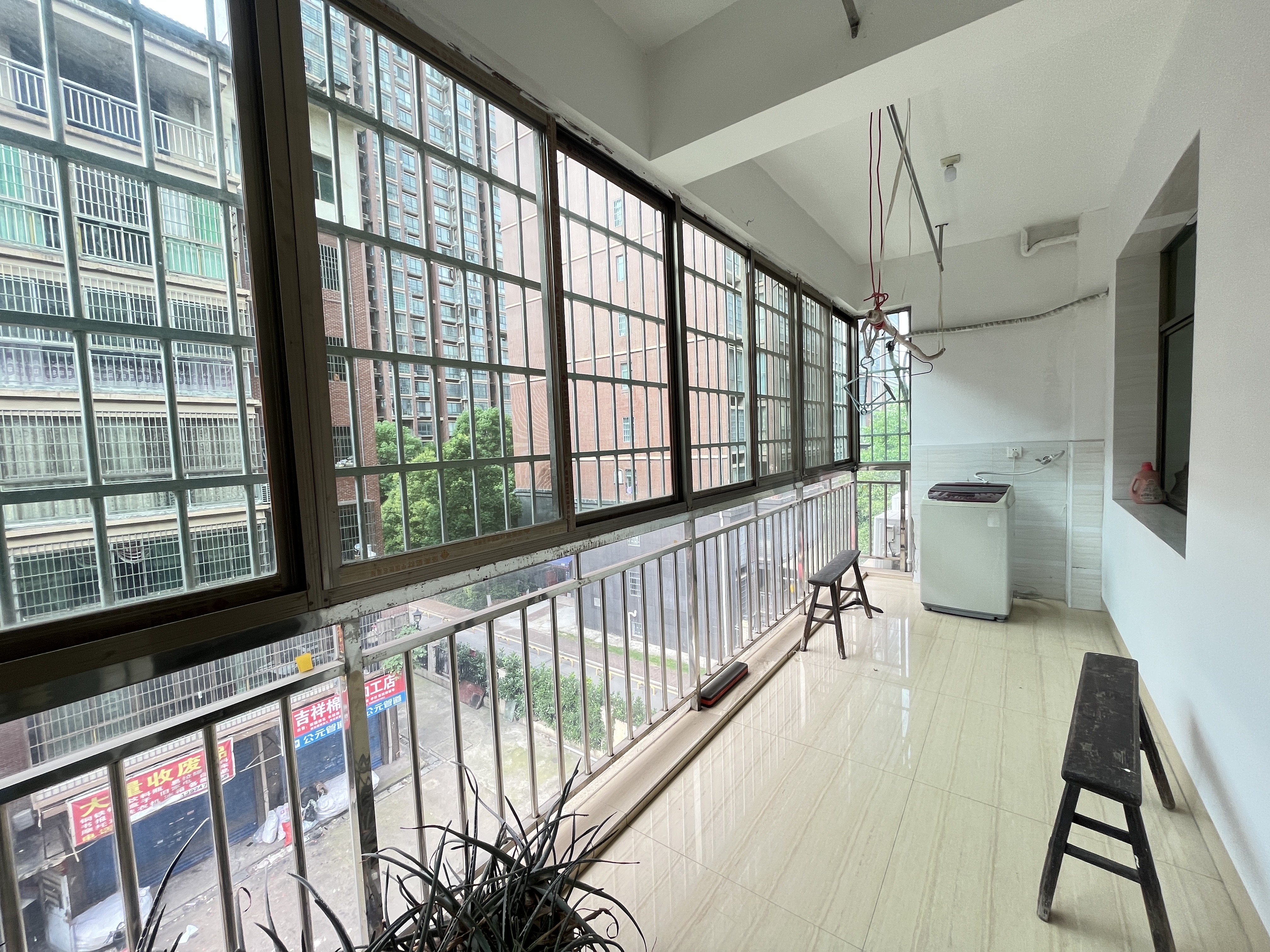 雅士林安置房 3室2厅2卫 1200.0元/月 雅士林安置房 3室2厅2卫 1200.0元/月室内图