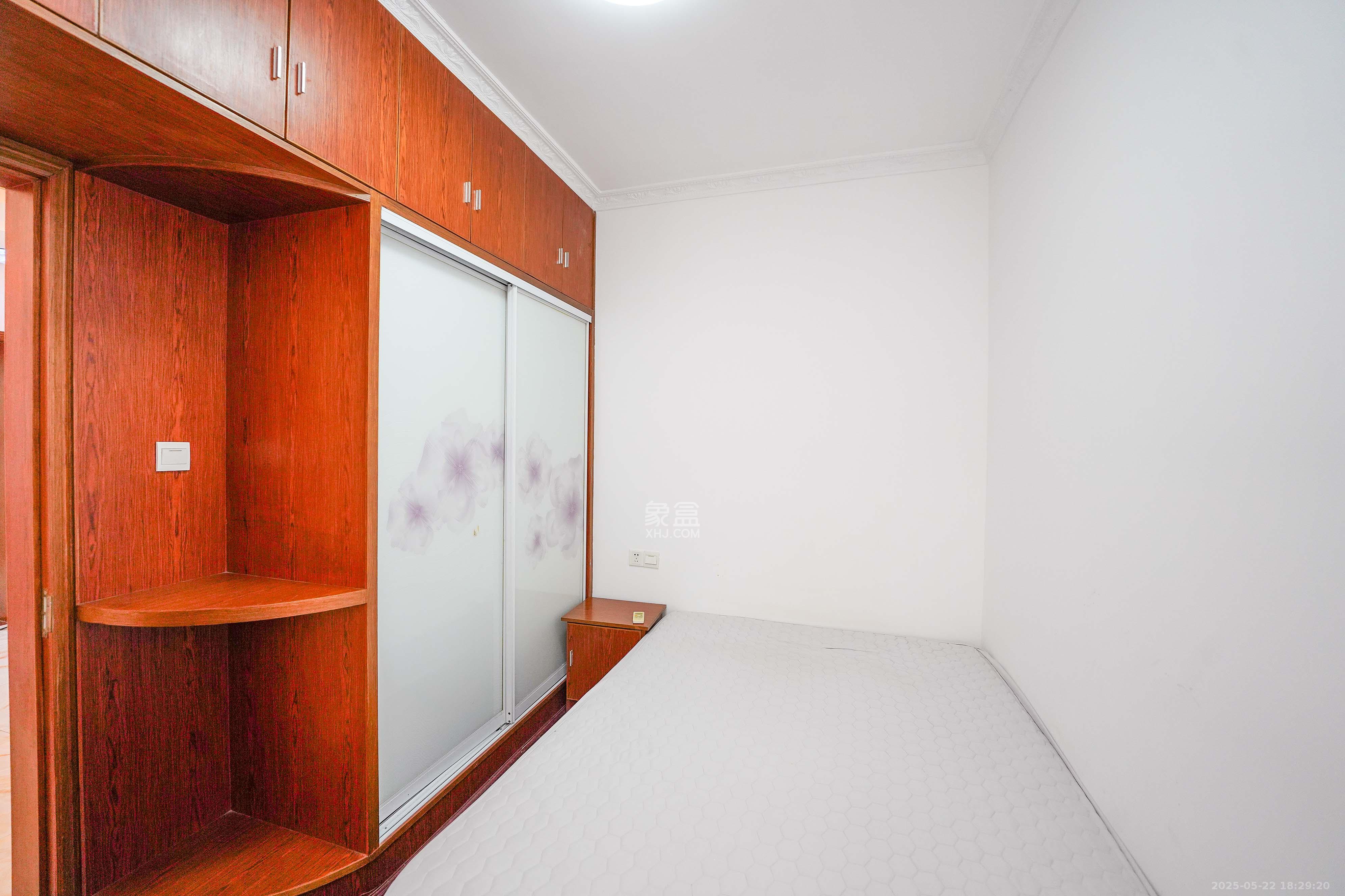 南郡雅园  2室2厅1卫    35.0万 南郡雅园  2室2厅1卫    35.0万卧室