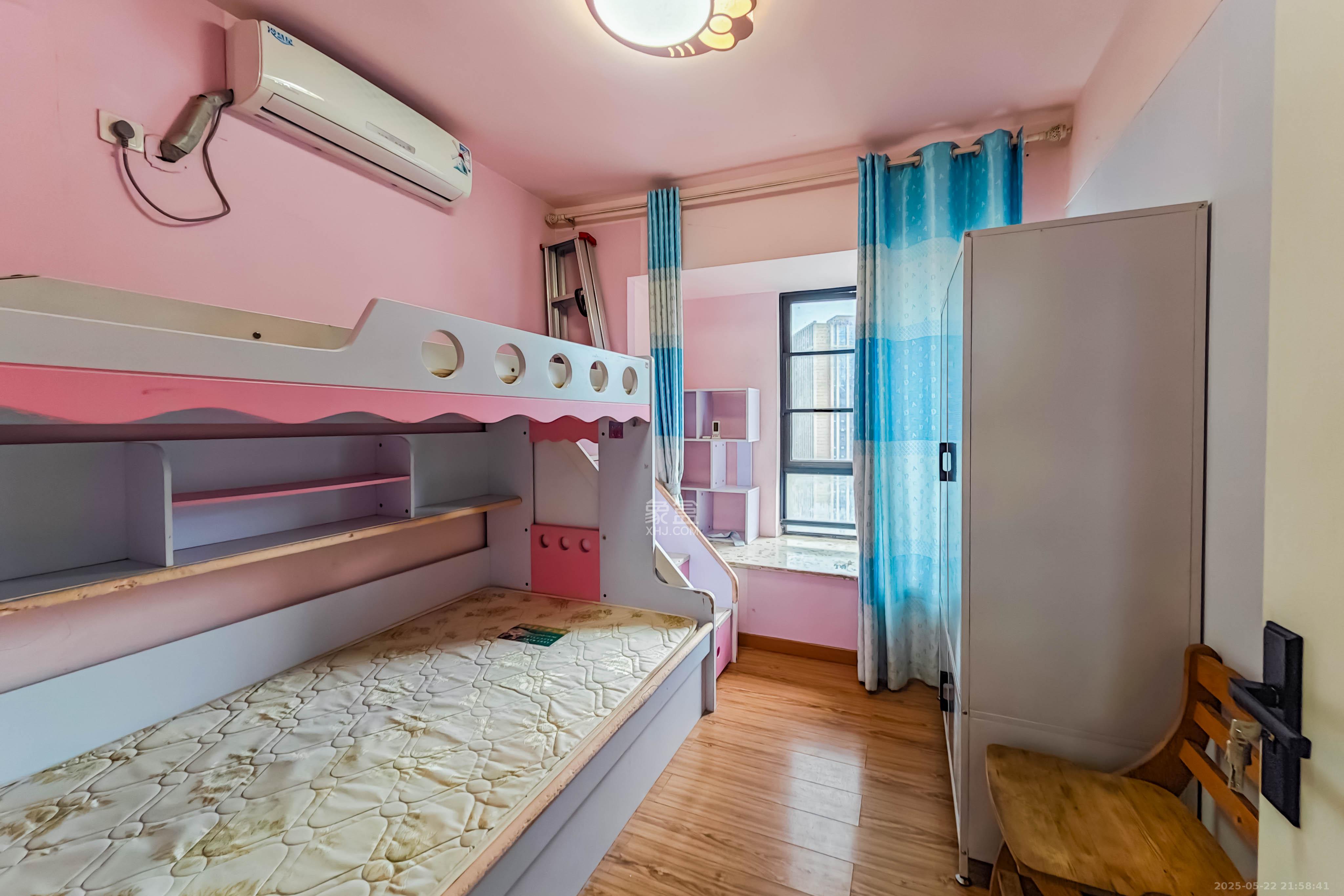 香樟兰亭(朗峰苑) 4室2厅1卫 82.0万 香樟兰亭(朗峰苑) 4室2厅1卫 82.0万卧室