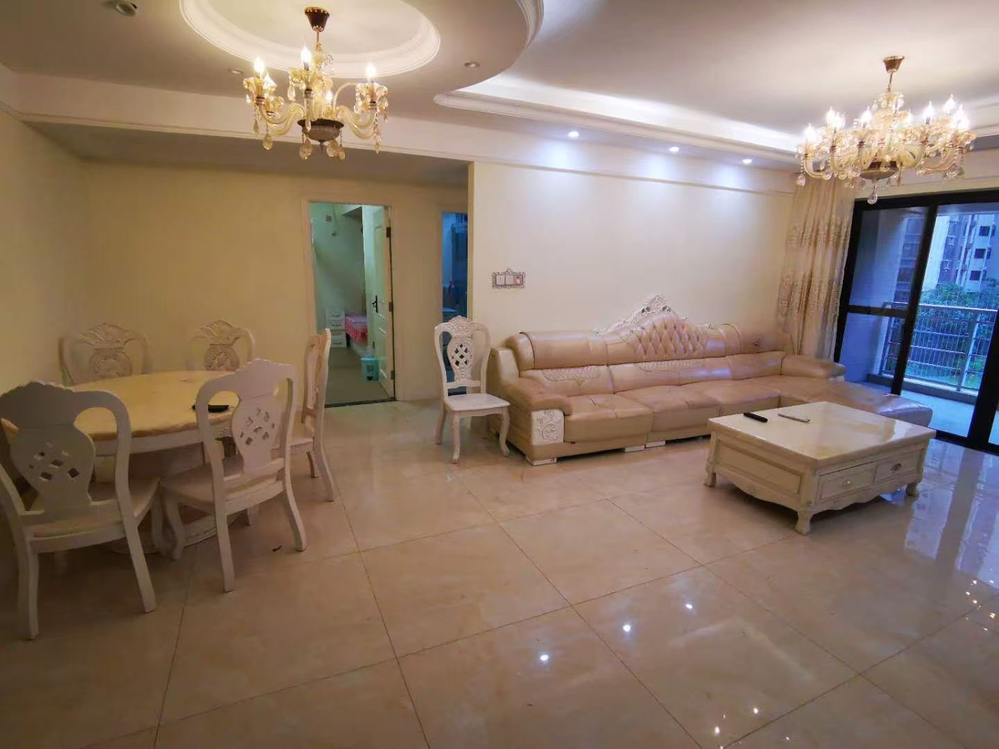 滨江海岸一期 3室2厅2卫 225.0万 滨江海岸一期 3室2厅2卫 225.0万客厅